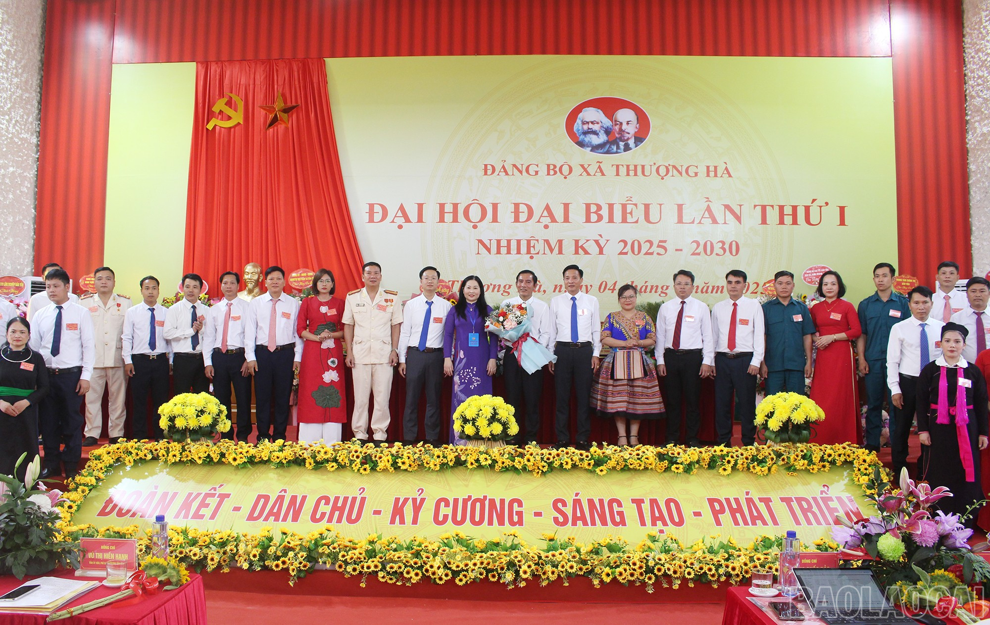 Ban Chấp hành Đảng bộ xã ra mắt Đại hội. baolaocai-br_img-6088.jpg