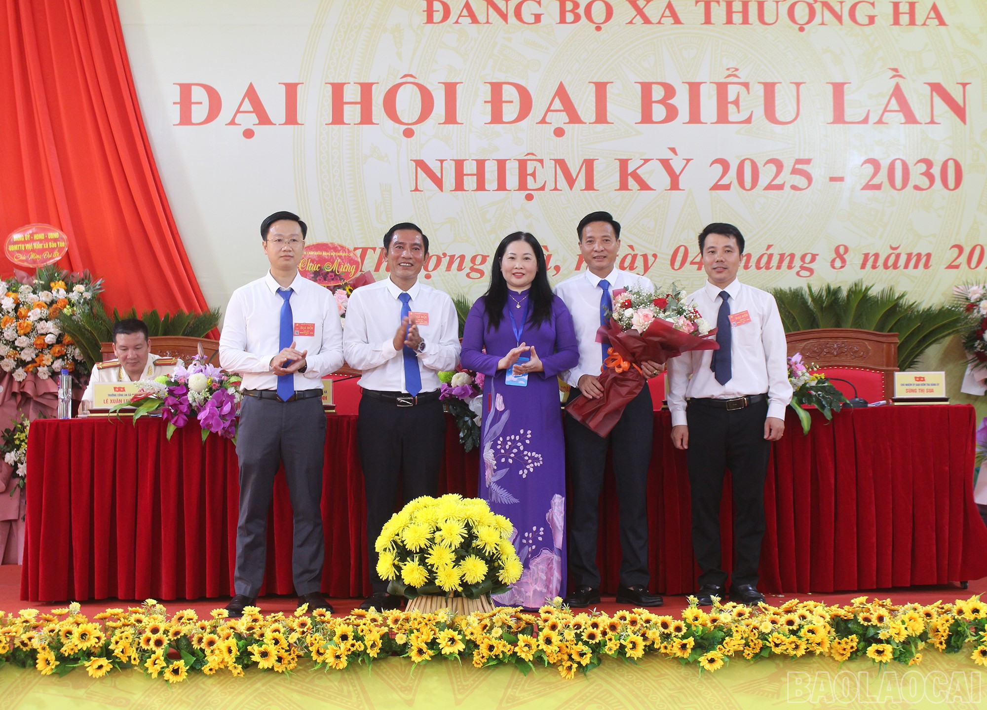 Đồng chí Vũ Thị Hiền Hạnh, Phó Chủ tịch UBND tỉnh tặng hoa các đại biểu tham dự Đại hội Đại biểu Đảng bộ tỉnh Lào Cai, nhiệm 2025 – 2030. baolaocai-br_img-6091.jpg