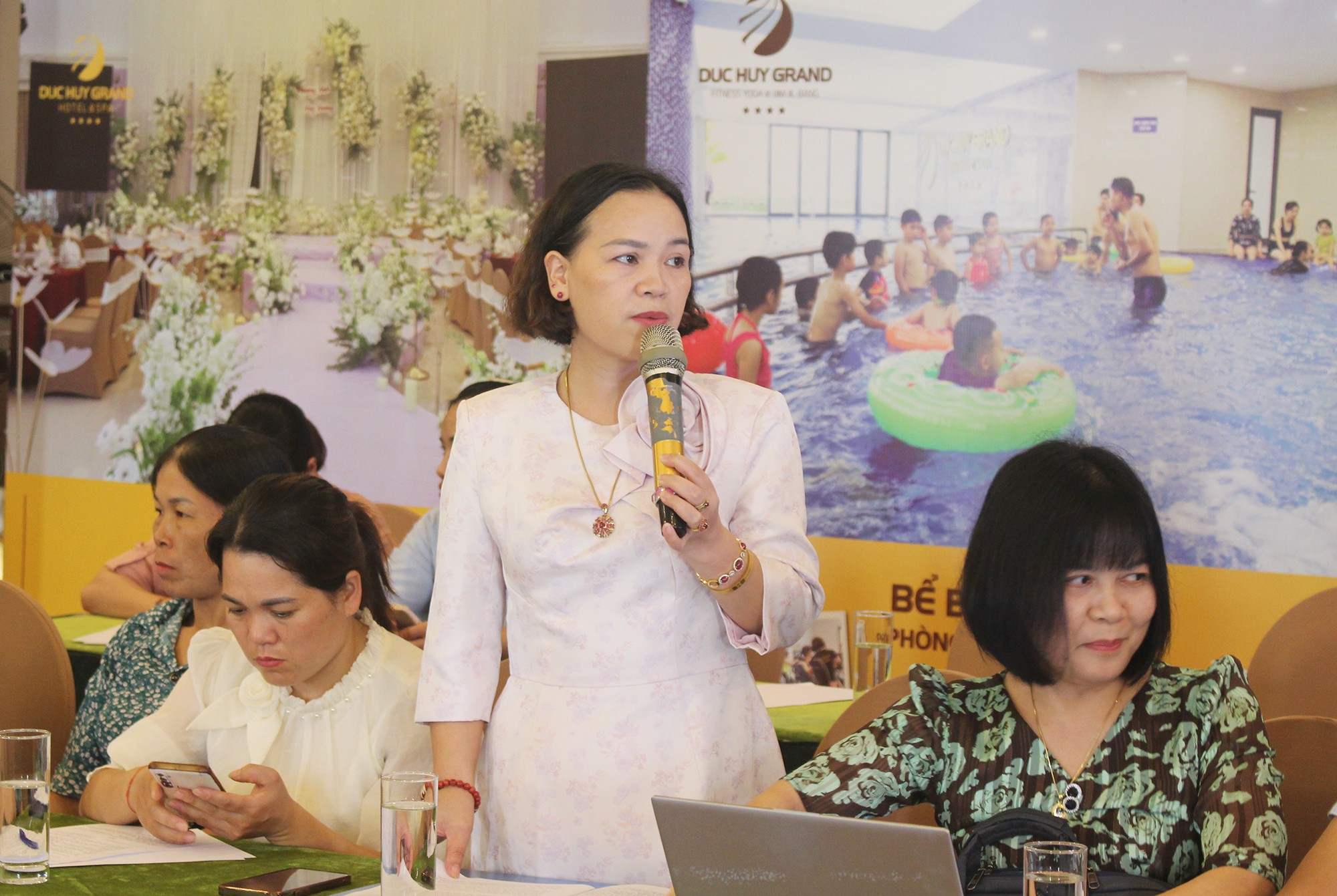 Đại diện Sở Tư pháp tỉnh Lào Cai chia sẻ kinh nghiệm về trợ giúp pháp lý. img-5976.jpg