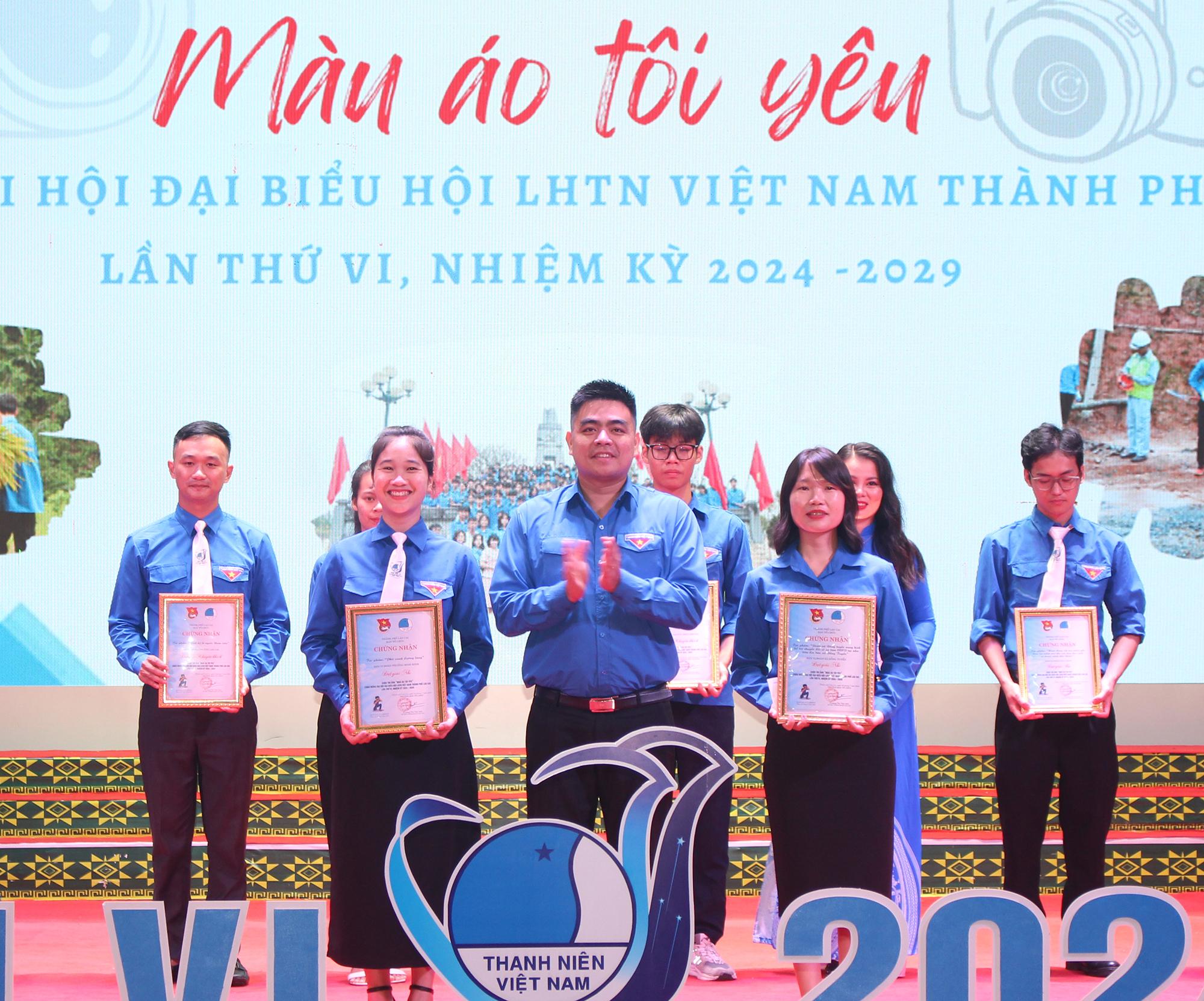 Trao giải Nhì cho Đoàn phường Bình Minh và Đoàn xã Đồng Tuyển. IMG_1671.JPG