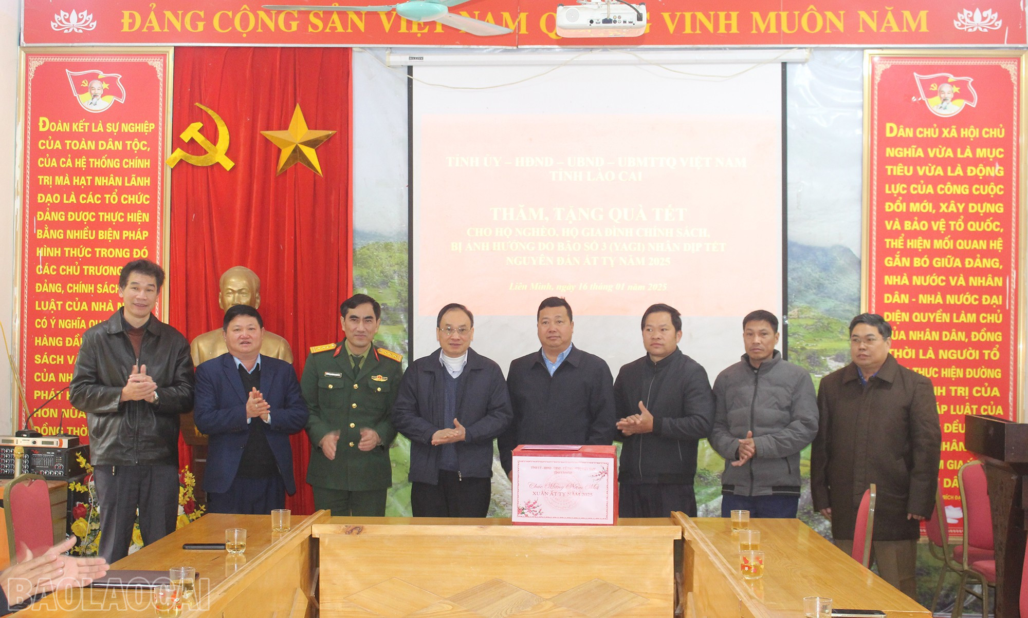 Đoàn công tác đến thăm, tặng quà xã Liên Minh. baolaocai-bl_img-4773.jpg