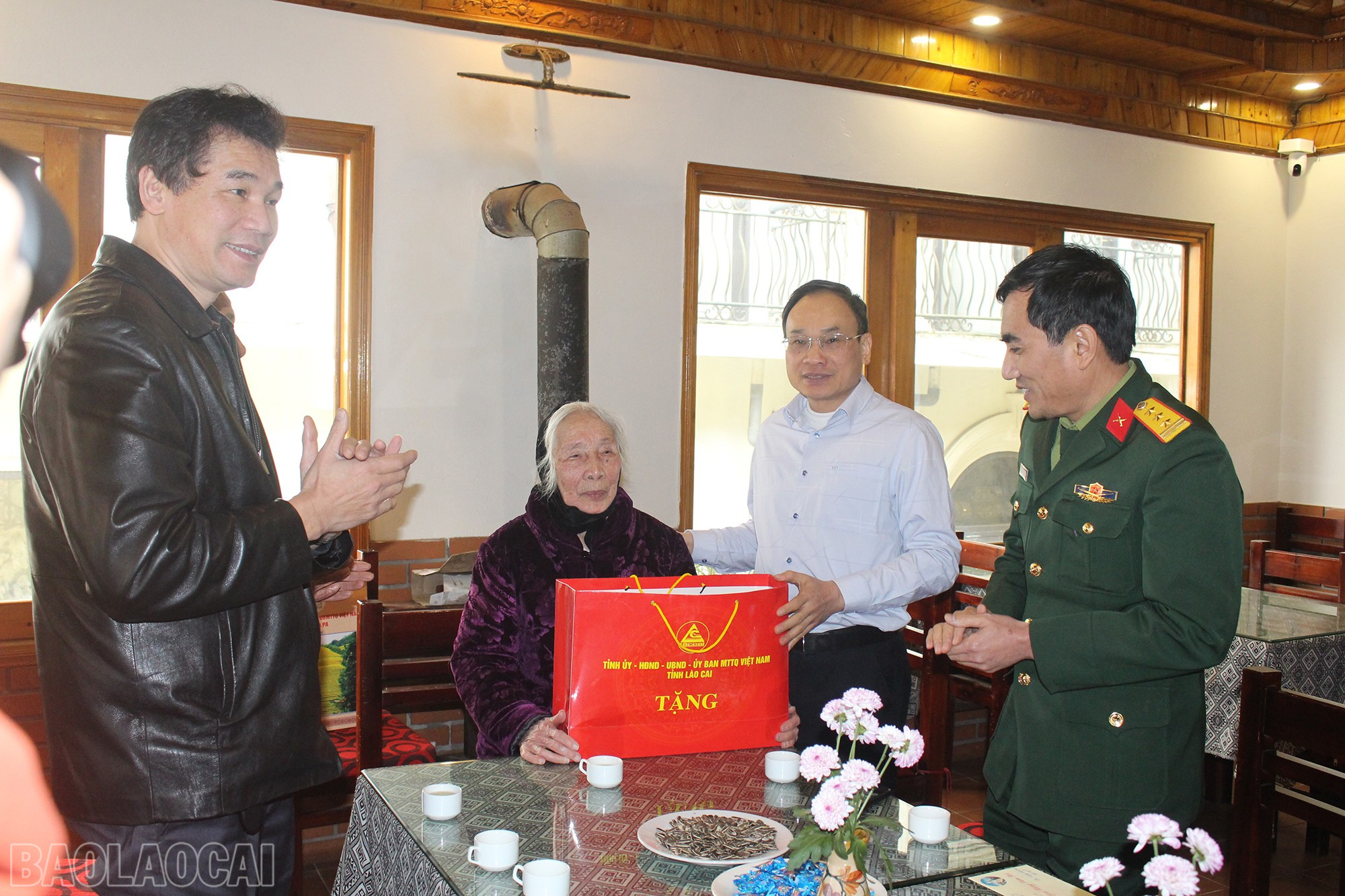 Đồng chí Lý Văn Hải, Chủ tịch Ủy ban MTTQ Việt Nam tỉnh tặng quà của tỉnh cho gia đình cụ Nguyễn Thị Vui. baolaocai-bl_img-4797.jpg
