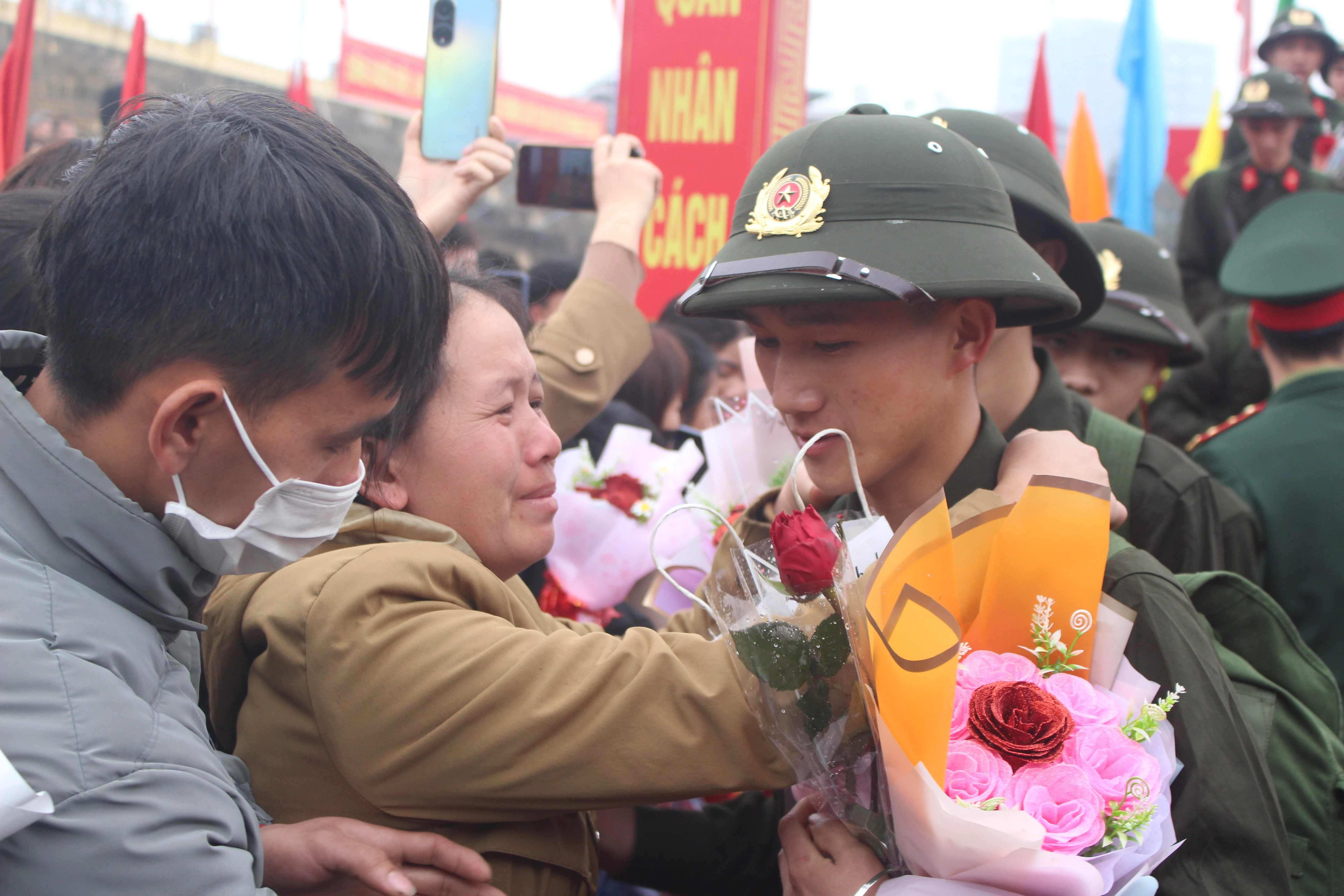 Tân binh chào tạm biệt người thân trước khi lên đường nhập ngũ.