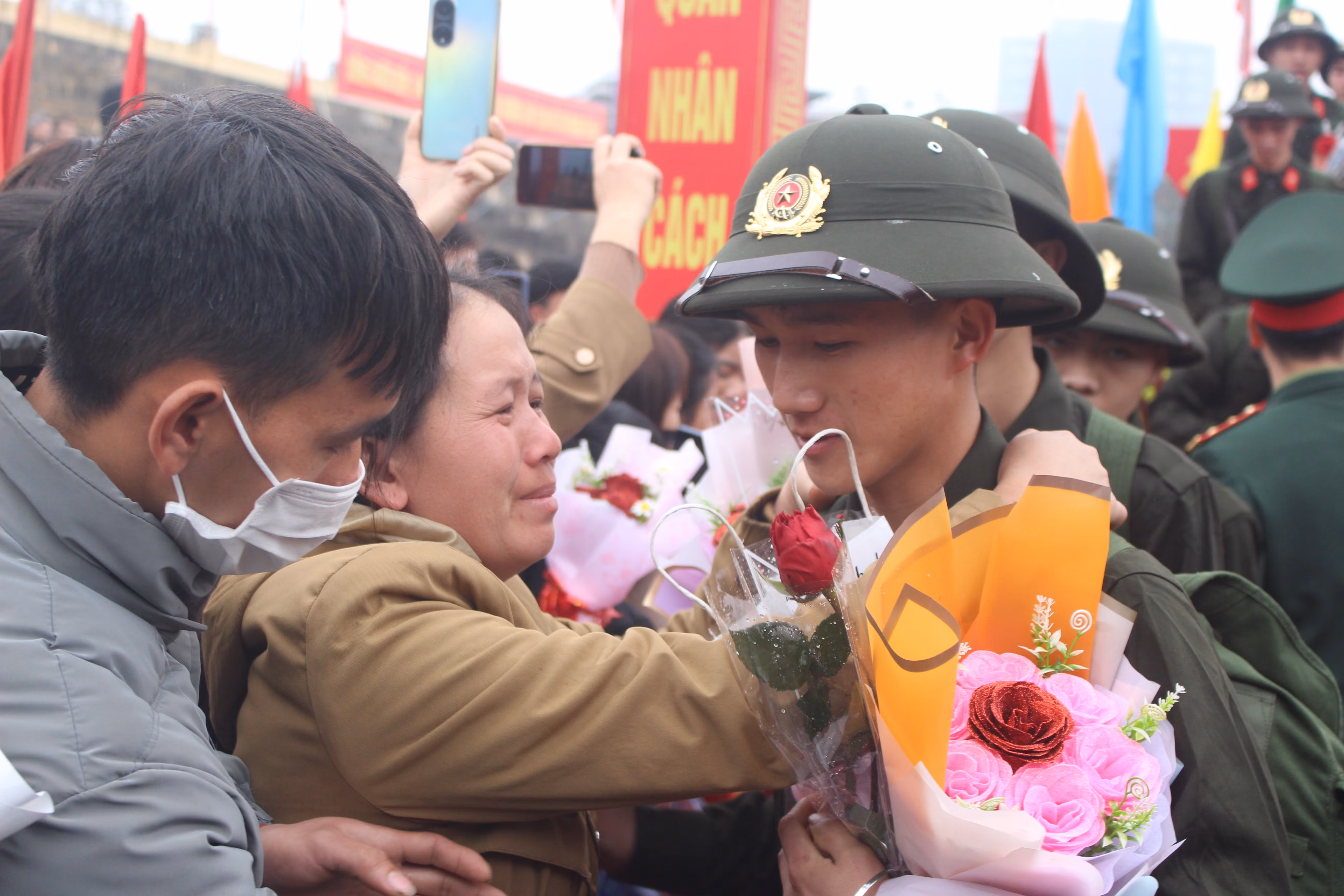 Tân binh chào tạm biệt người thân trước khi lên đường nhập ngũ.