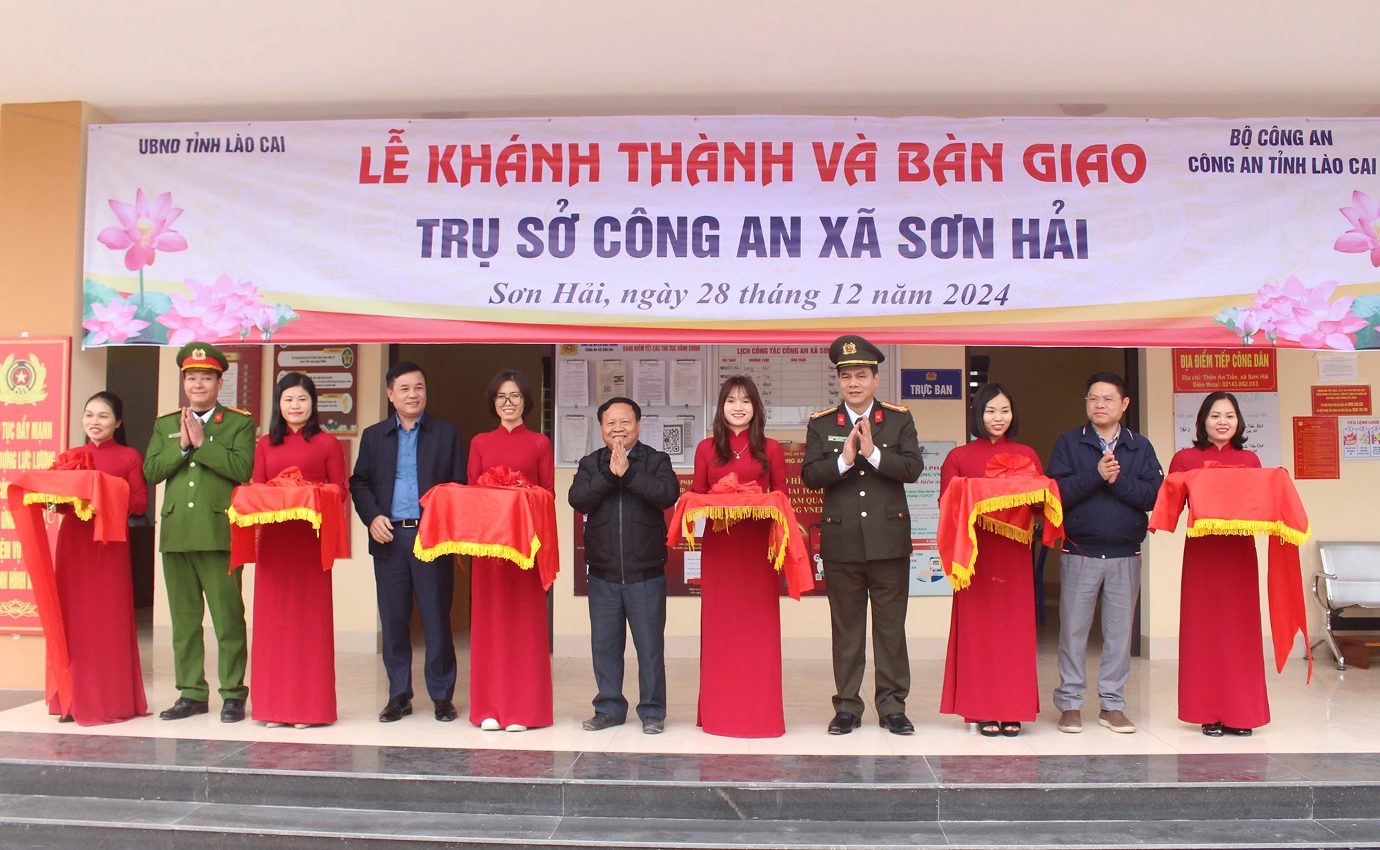 Các đại biểu cắt băng khánh thành trụ sở Công an xã Sơn Hải.