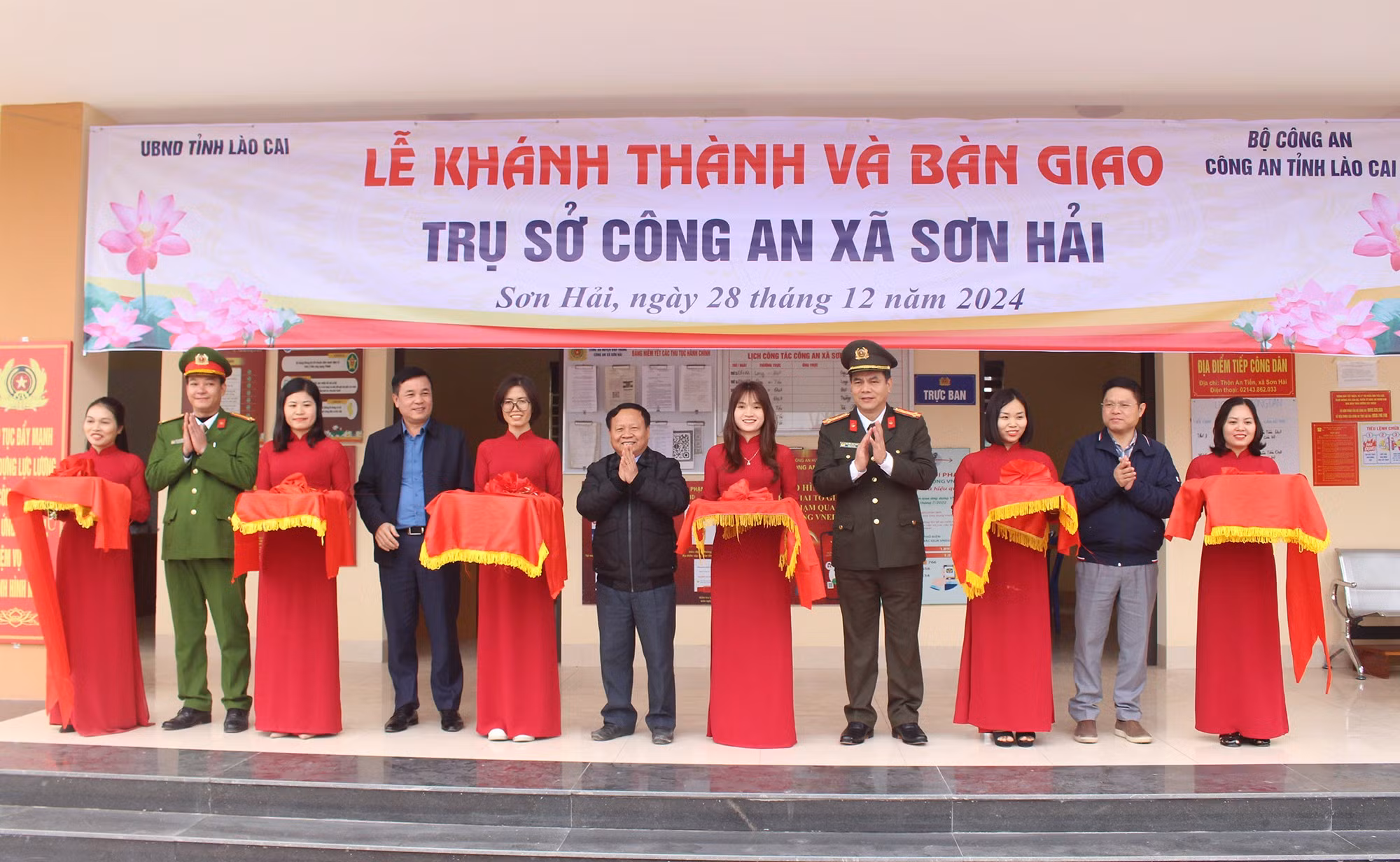 Các đại biểu cắt băng khánh thành trụ sở Công an xã Sơn Hải.