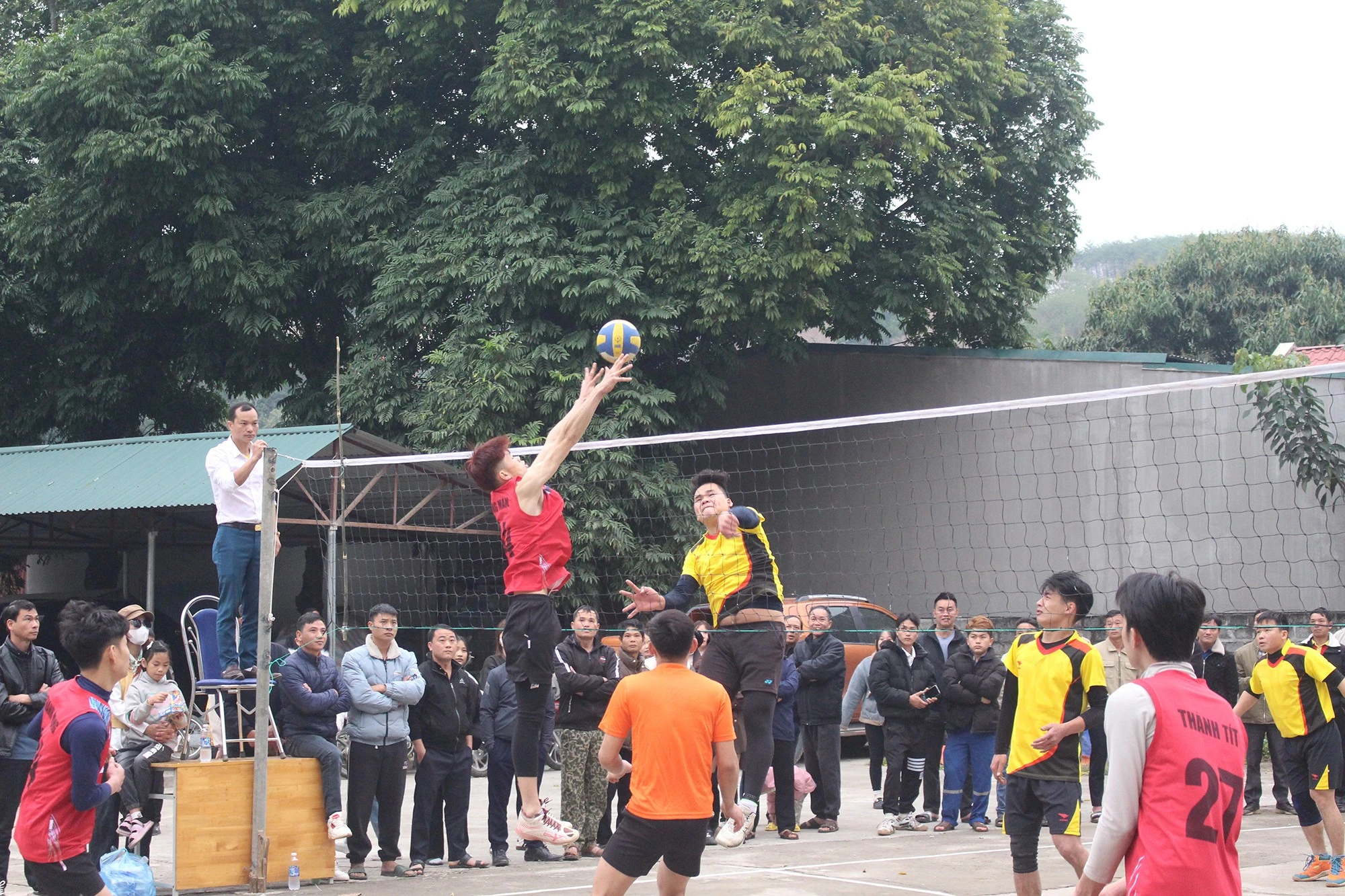 Các vận động viên tranh tài ở môn bóng chuyền da.