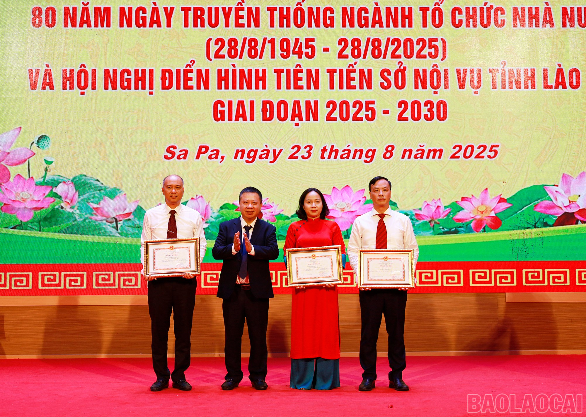 Trao Bằng khen của Chủ tịch UBND tỉnh cho các tập thể. baolaocai-br_mg-8236.jpg