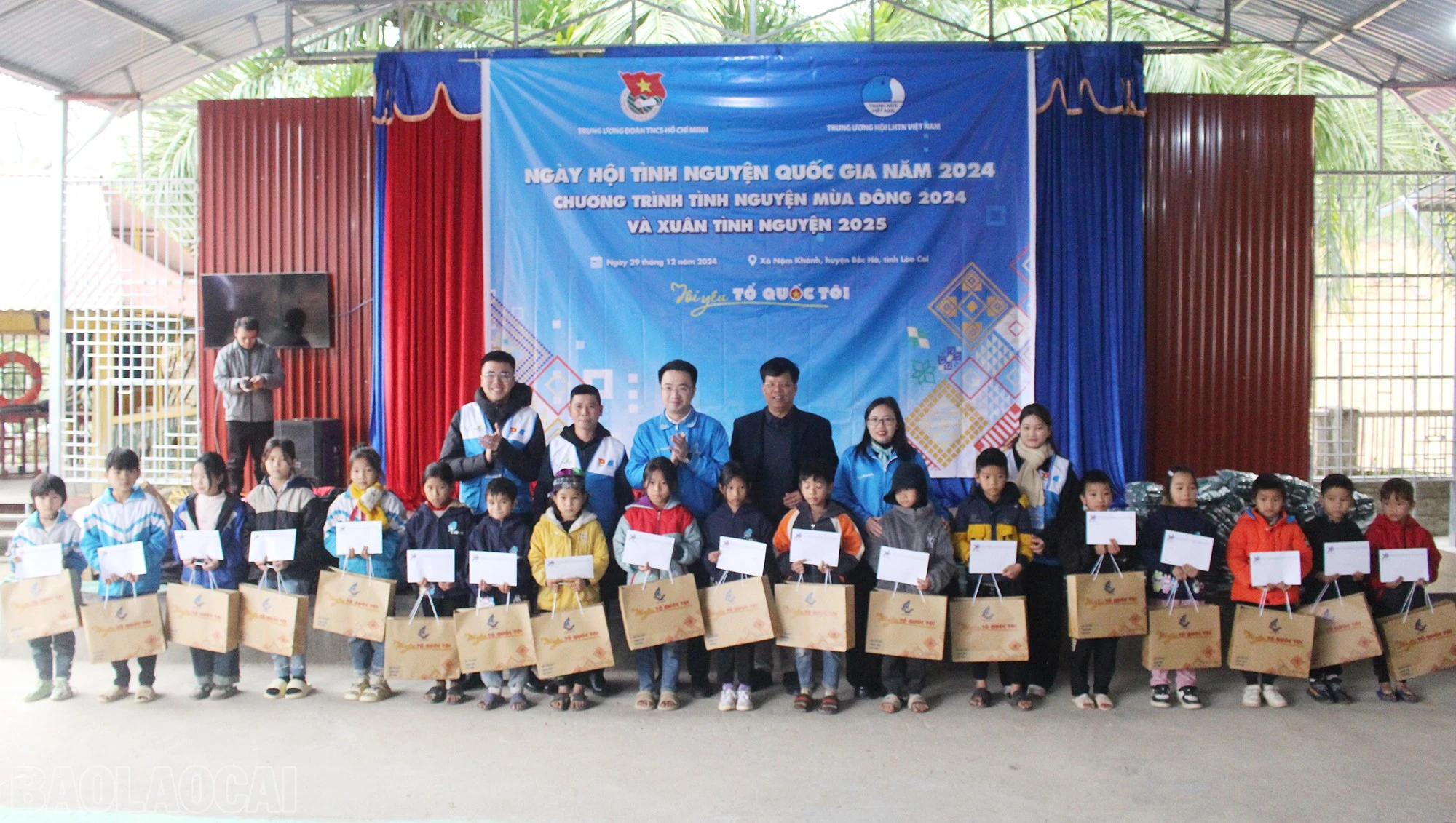 Tặng quà và học bổng cho các em học sinh.