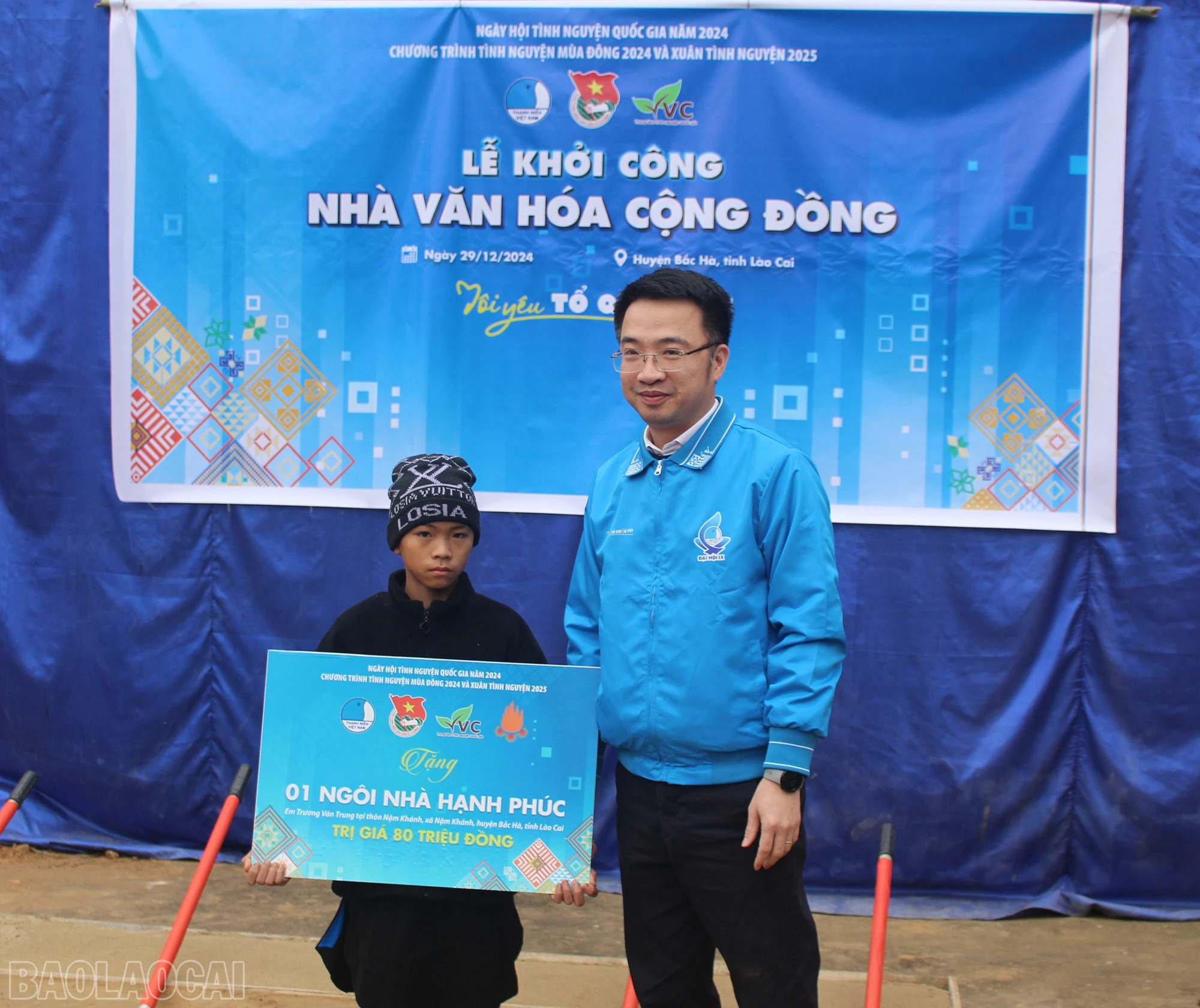 Trao biển hỗ trợ xây dựng "Ngôi nhà hạnh phúc" cho học sinh có hoàn cảnh khó khăn.