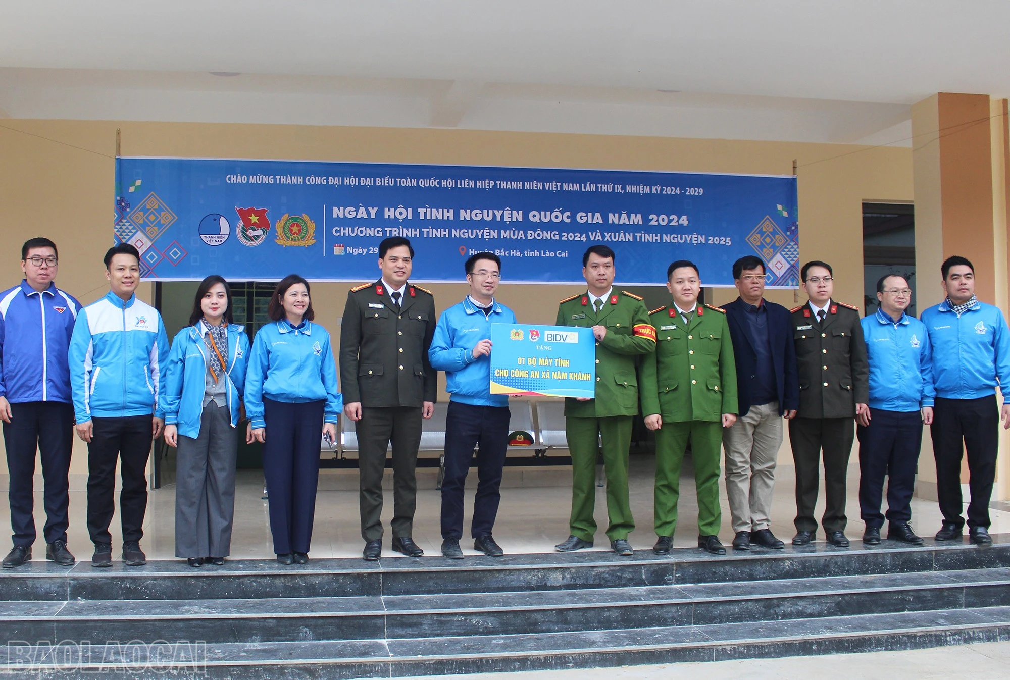 Tặng máy tính cho Công an xã Nậm Khánh.