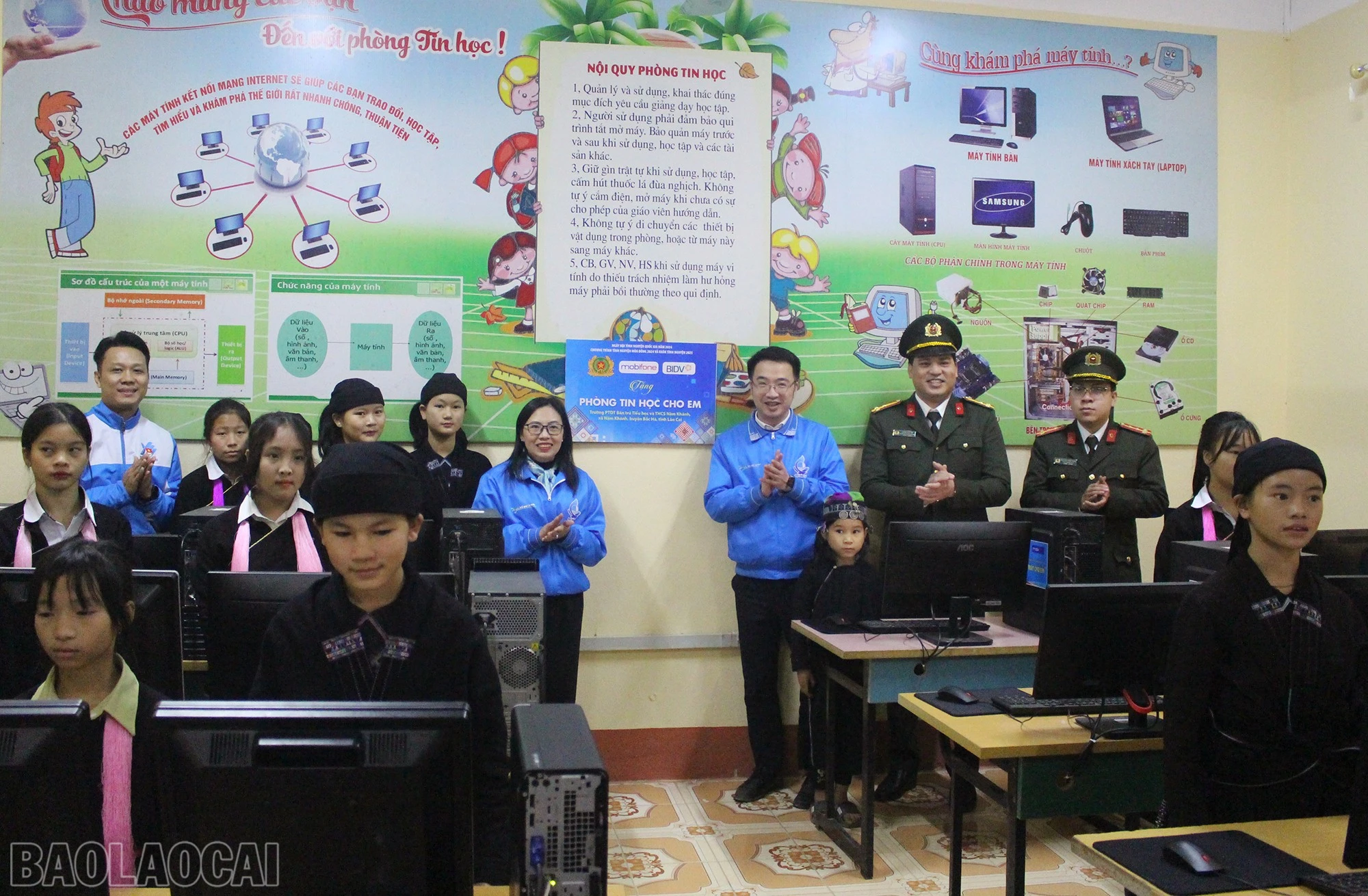 Khánh thành phòng máy tính cho em.