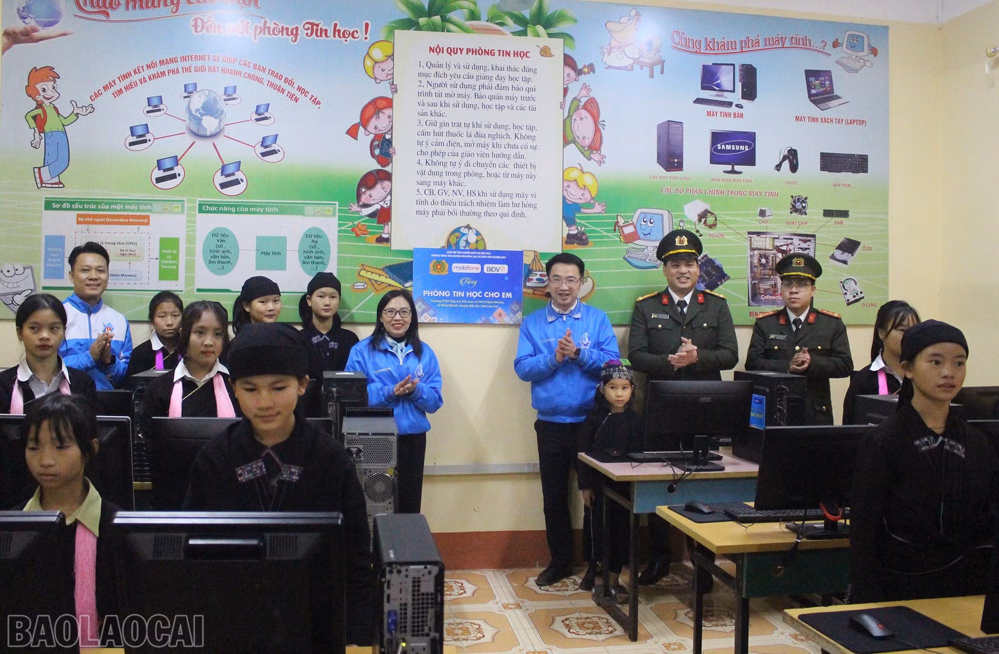 Khánh thành phòng máy tính cho em.