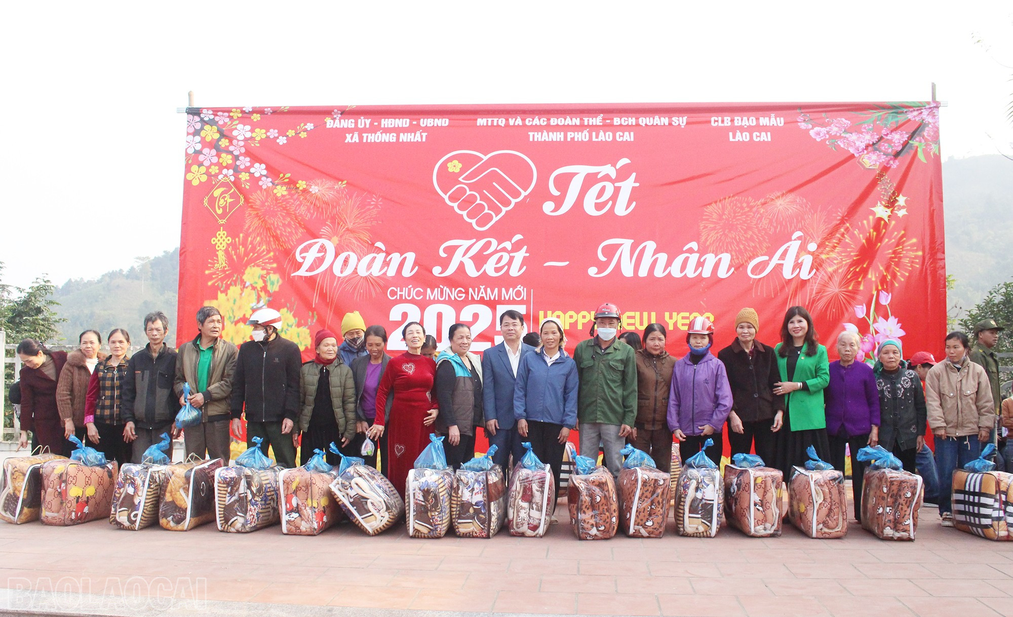 Trao quà của Ban tổ chức cho các hộ có hoàn cảnh khó khăn. baolaocai-bl_img-4859.jpg