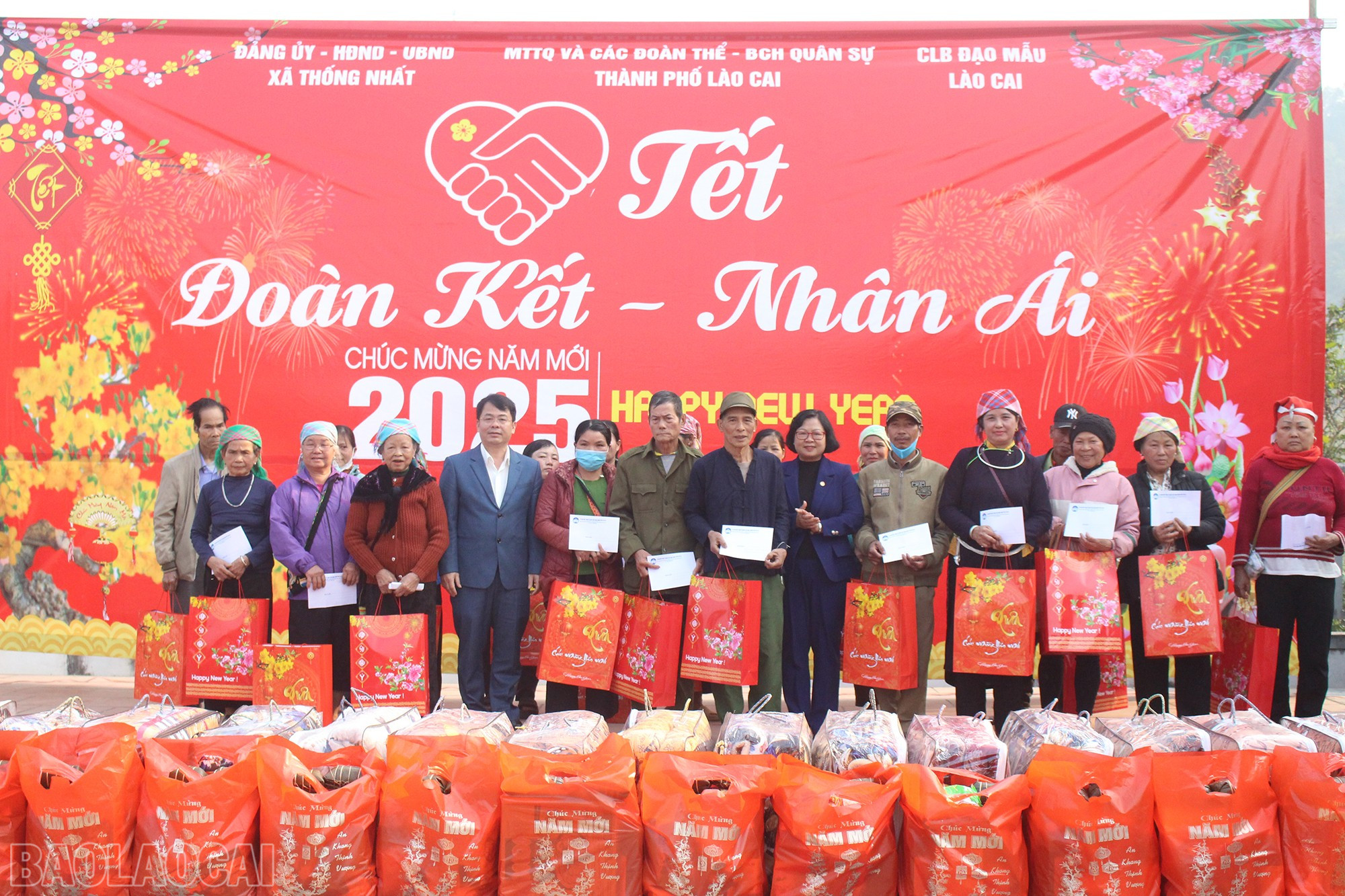 Trao quà của Ban tổ chức cho các hộ có hoàn cảnh khó khăn. baolaocai-bl_img-4850.jpg