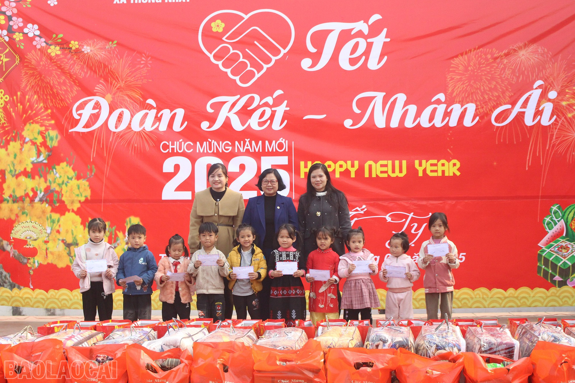 Trao quà của Ủy ban MTTQ Việt Nam tỉnh cho các hộ gia đình khó khăn và học sinh trên địa bàn xã Thống Nhất. baolaocai-bl_img-4846.jpg