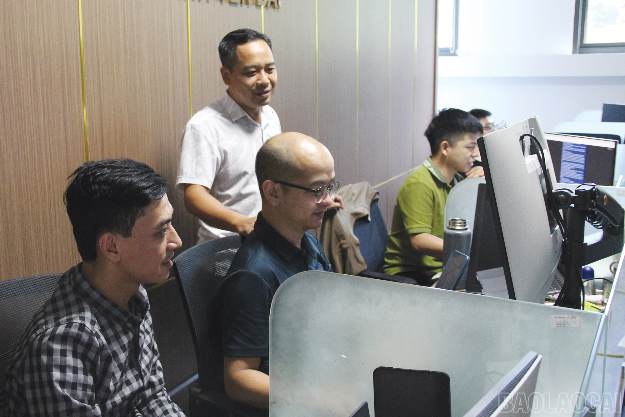 Cán bộ Trung tâm Công nghệ thông tin tỉnh Lào Cai thực hiện giám sát an toàn không gian mạng. baolaocai-br_10.jpg