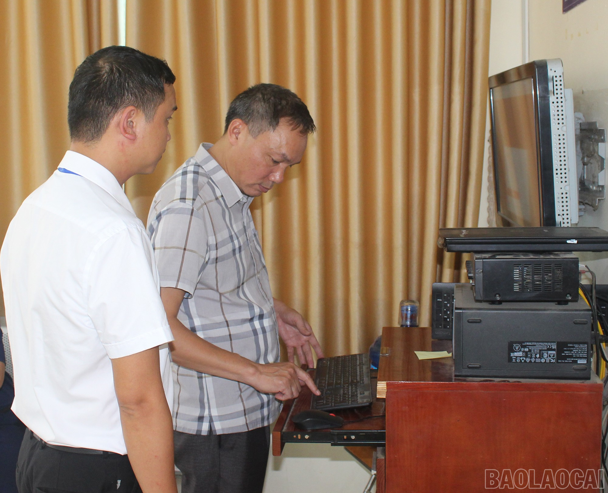 Hướng dẫn người dân nộp hồ sơ trực tuyến trên cổng dịch vụ công. baolaocai-br_img-6757.jpg