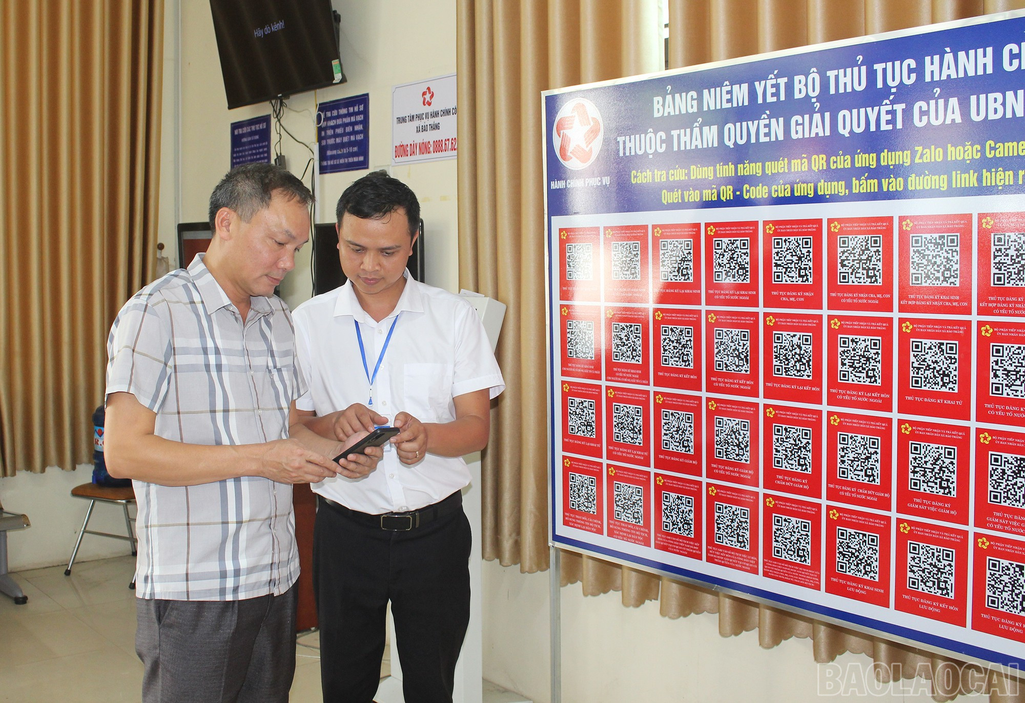Hướng dẫn người dân tra cứu các thủ tục hành chính trực tuyến. baolaocai-br_img-6755.jpg