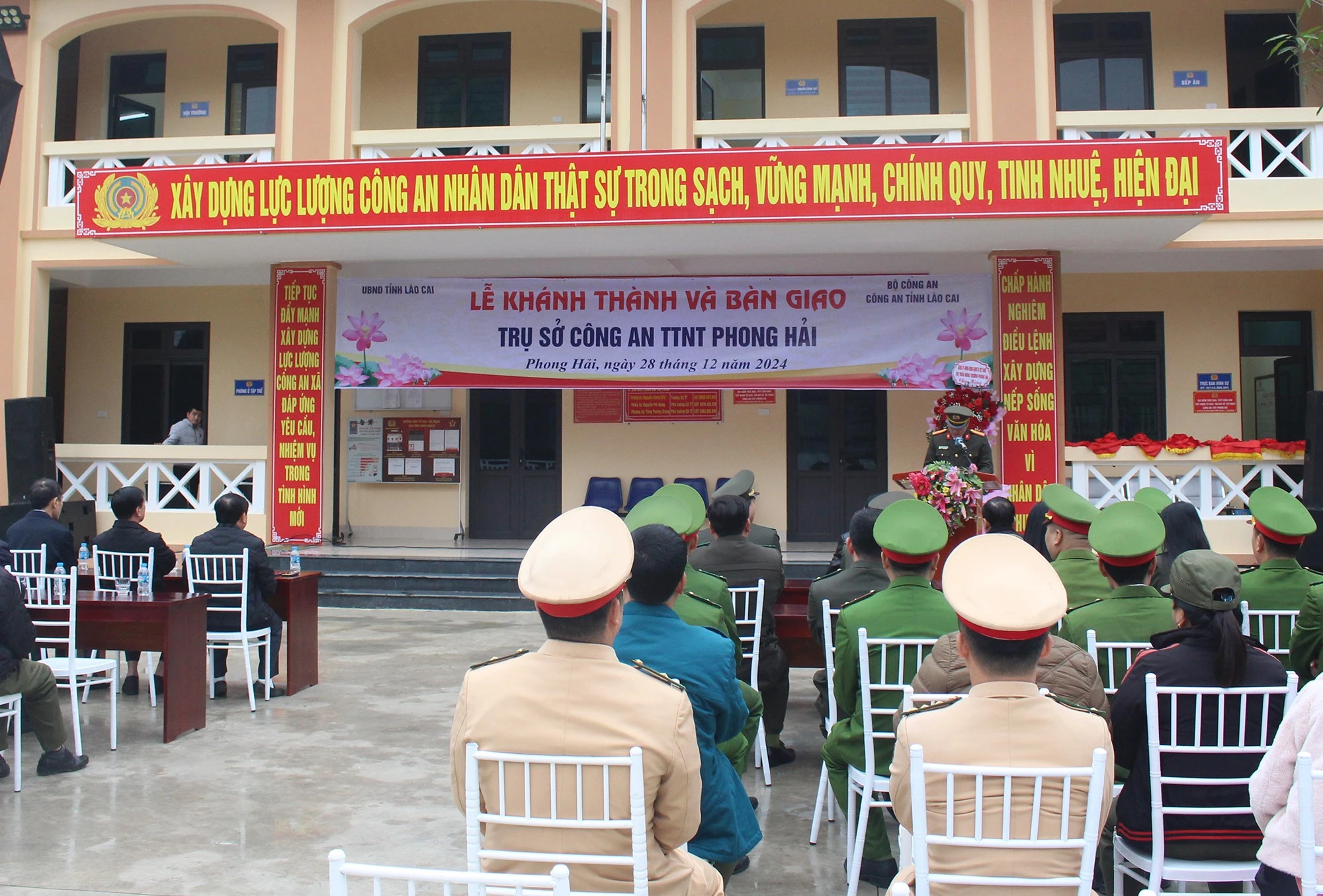 Quang cảnh lễ khánh thành trụ sở công an thị trấn nông trường Phong Hải.