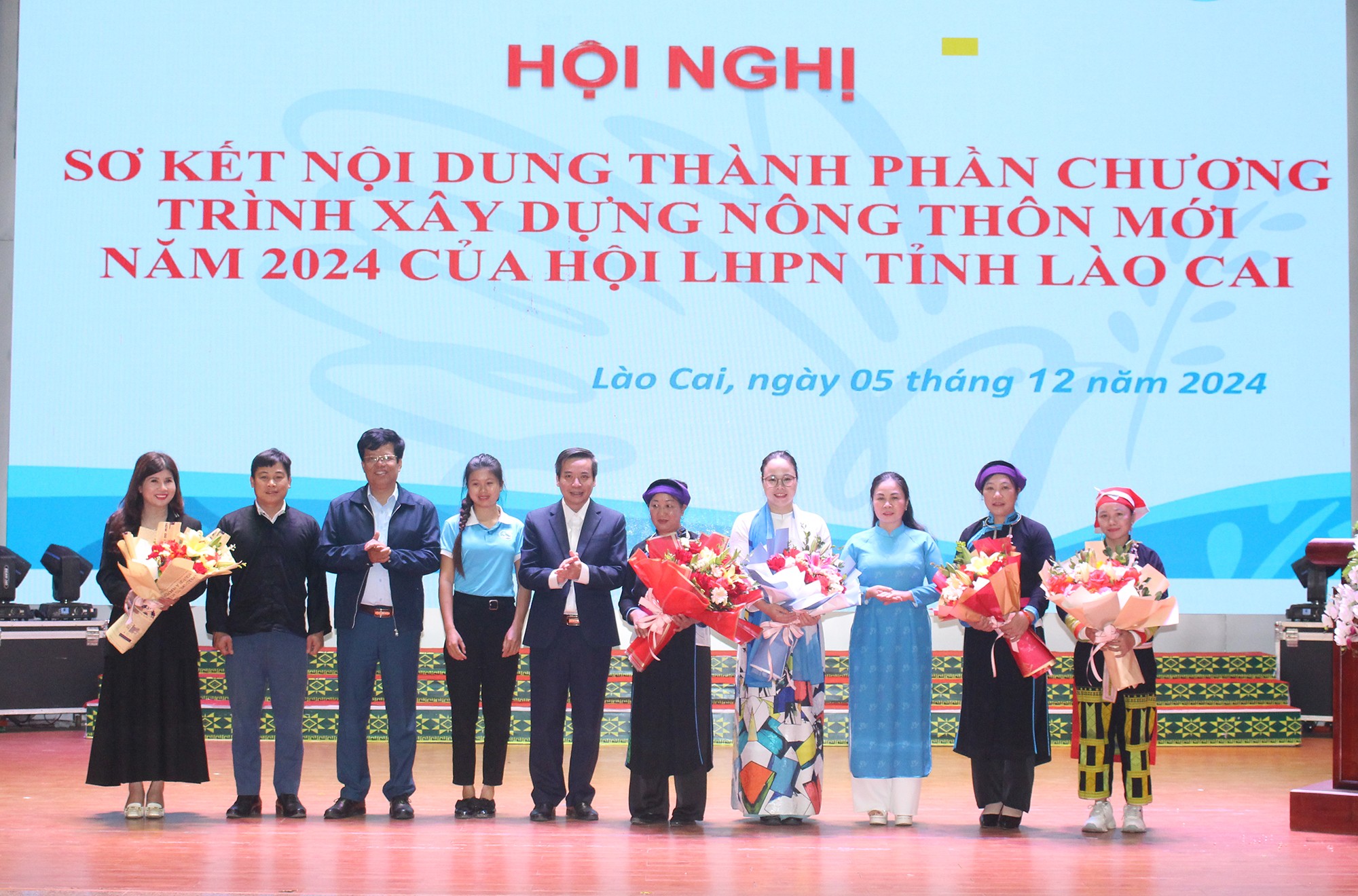 Tặng hoa các đơn vị chia sẻ kinh nghiệm truyền thông bình đẳng giới. img-3852.jpg