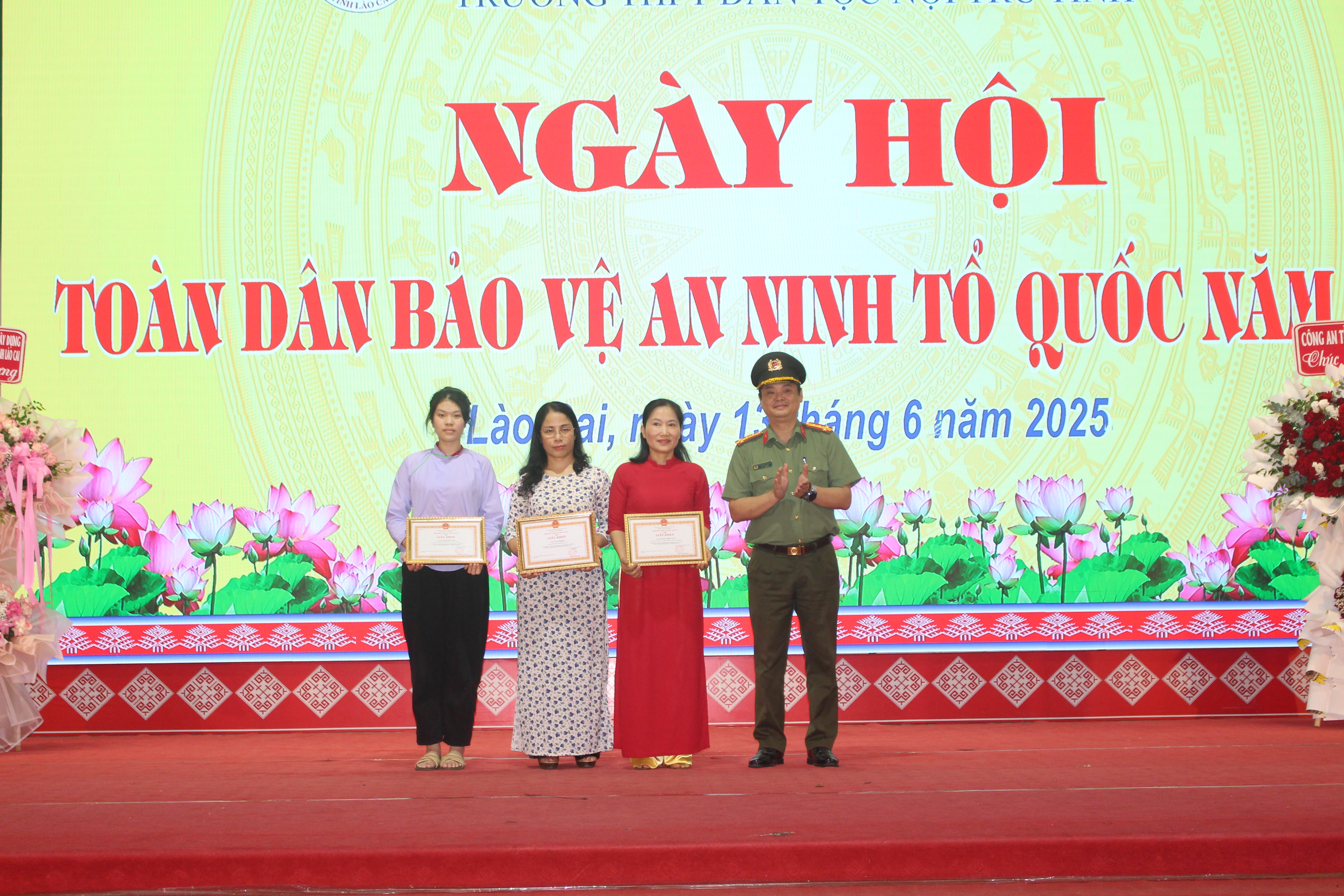 Trao Giấy khen của Giám đốc Công an tỉnh cho các tập thể và cá nhân có thành tích trong thực hiện phong trào Toàn dân bảo vệ ANTQ. img-5934.jpg