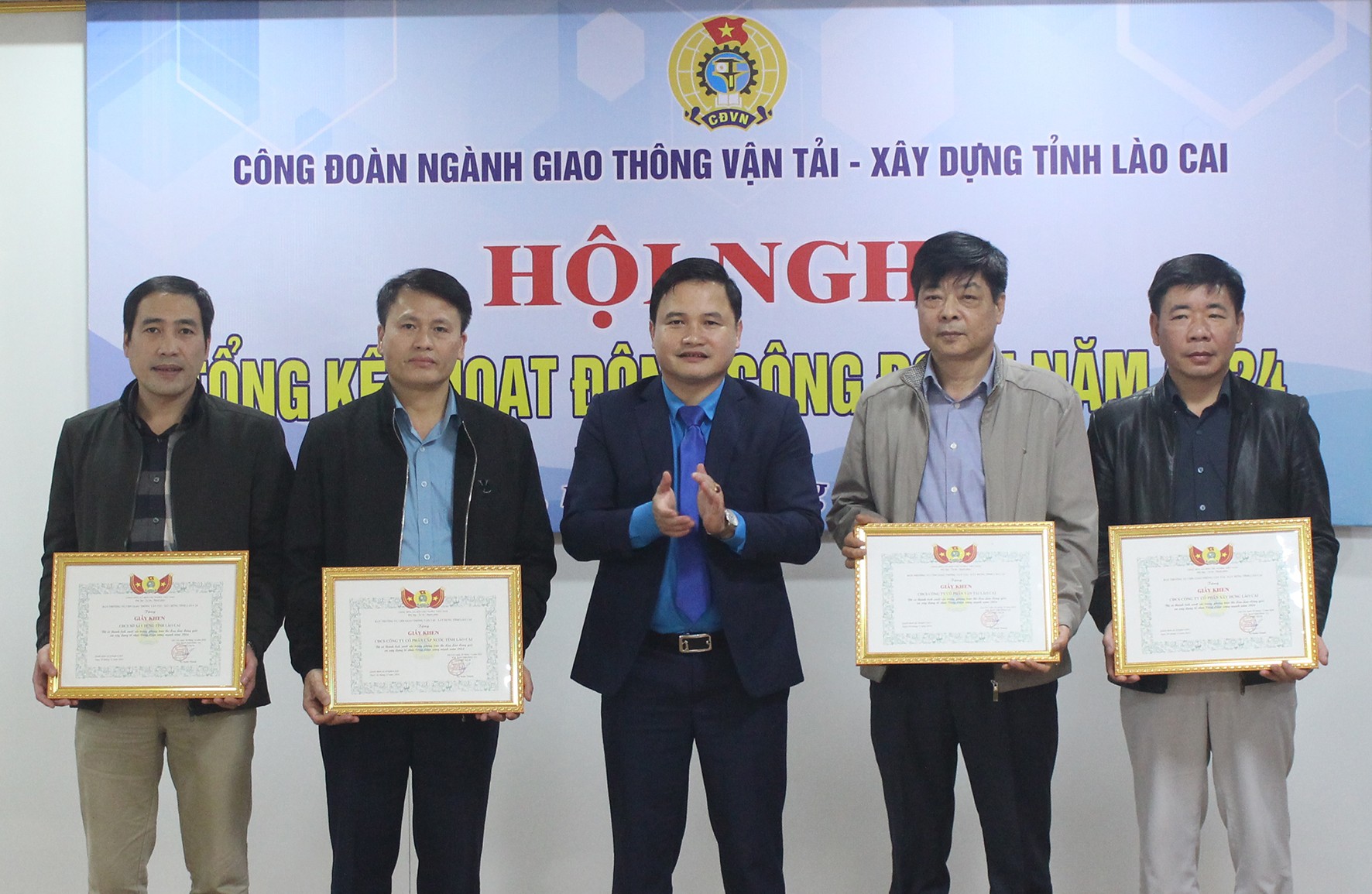 Trao Giấy khen của Công đoàn ngành Giao thông, vận tải, xây dựng tỉnh cho các tập thể. img-4520.jpg
