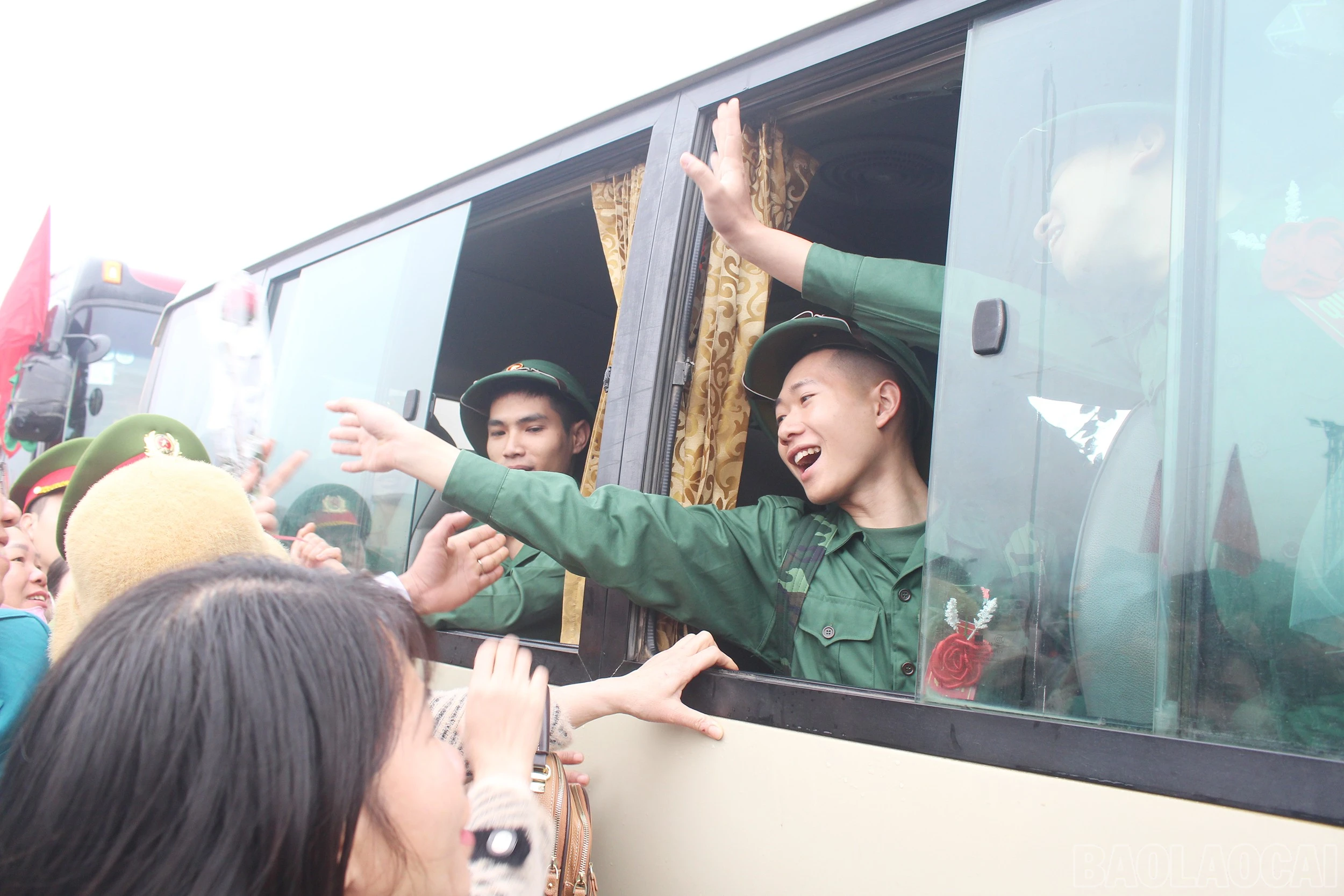 Tân binh chào tạm biệt người thân, bạn bè lên đường thực hiện nghĩa vụ với Tổ quốc.