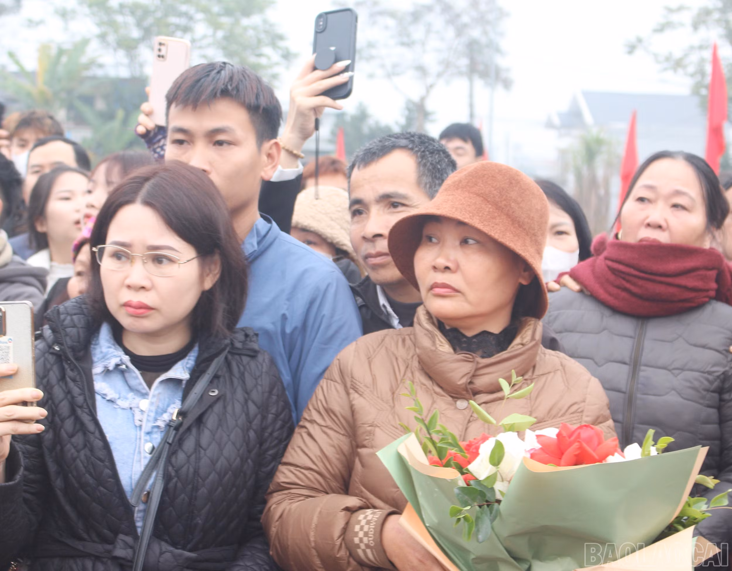 Đông đảo người dân đến động viên các tân binh lên đường nhập ngũ.