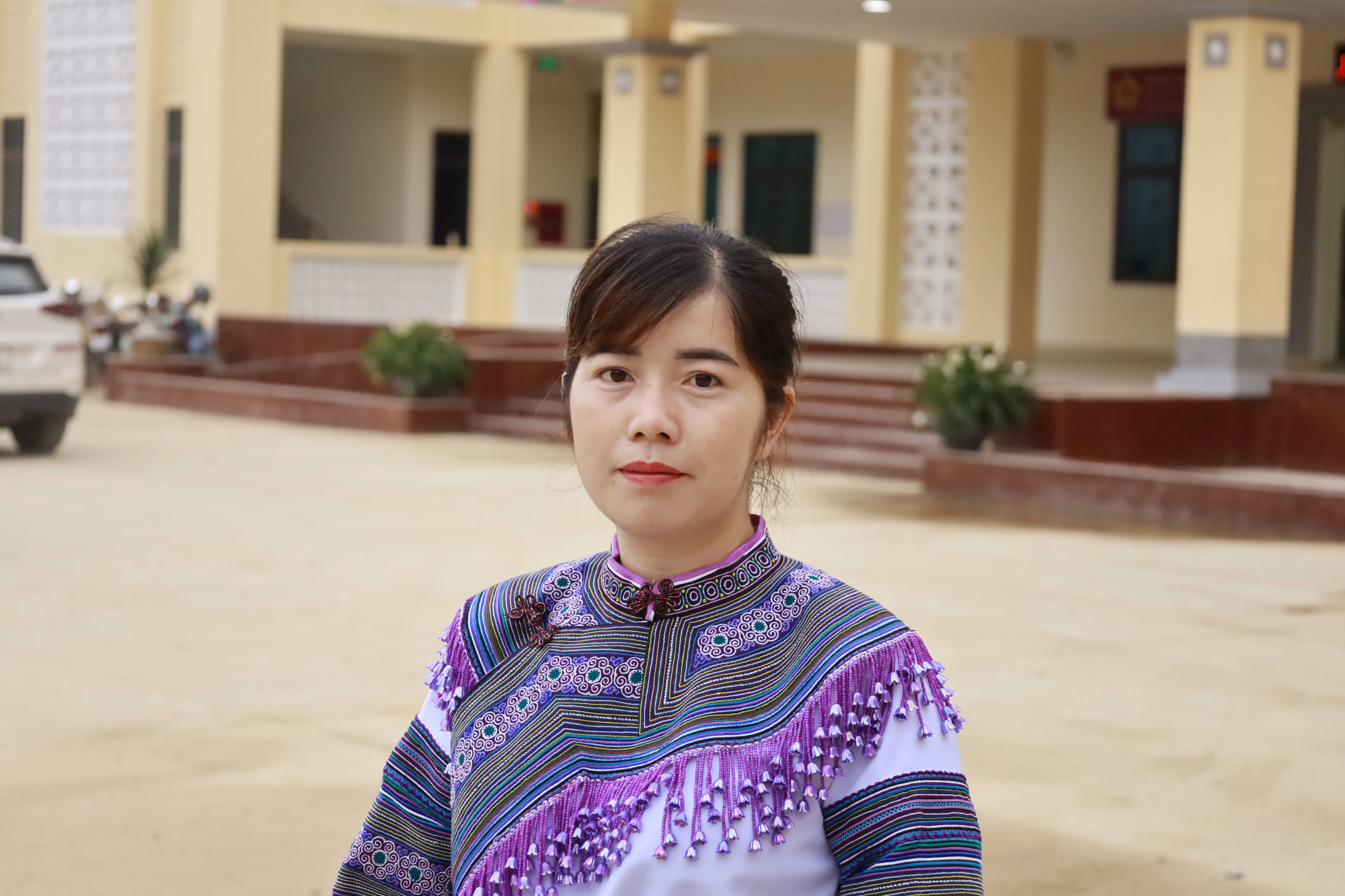 Chị Sùng Chú vui mừng trước giờ khắc lịch sử của địa phương.