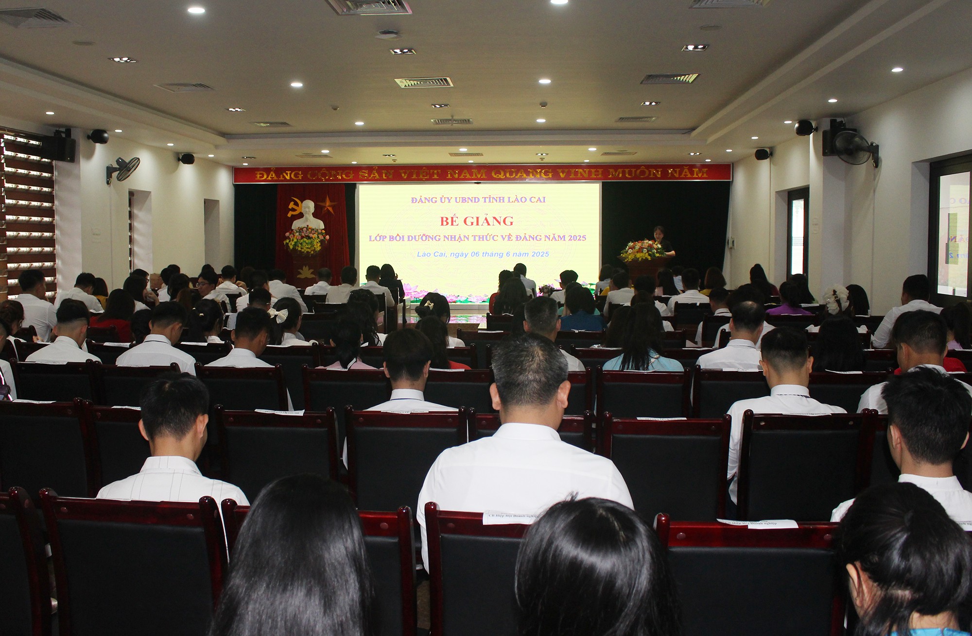 Quang cảnh lễ bế giảng. img-5732.jpg