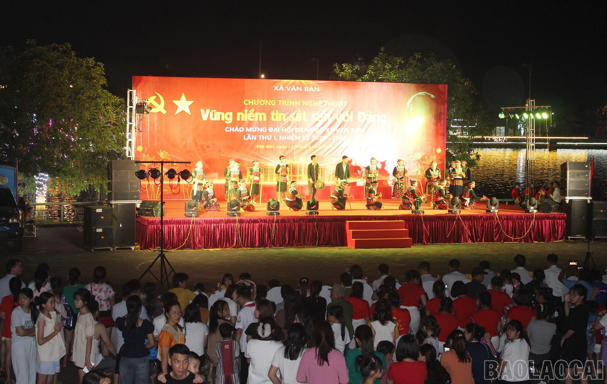 Đông đảo người dân tham dự chương trình. baolaocai-br_img-6417.jpg