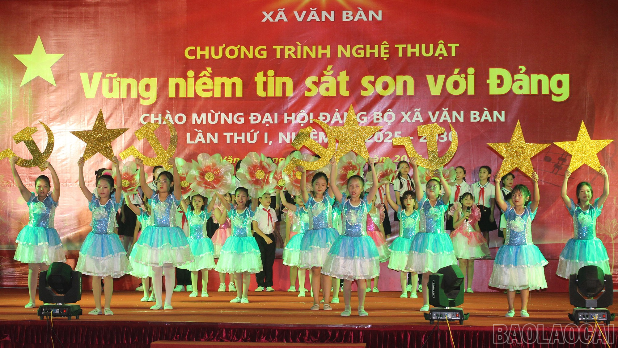 Các tiết mục có chủ đề ca ngợi Đảng, Bác Hồ kính yêu, ca ngợi quê hương đất nước. baolaocai-br_img-6410.jpg