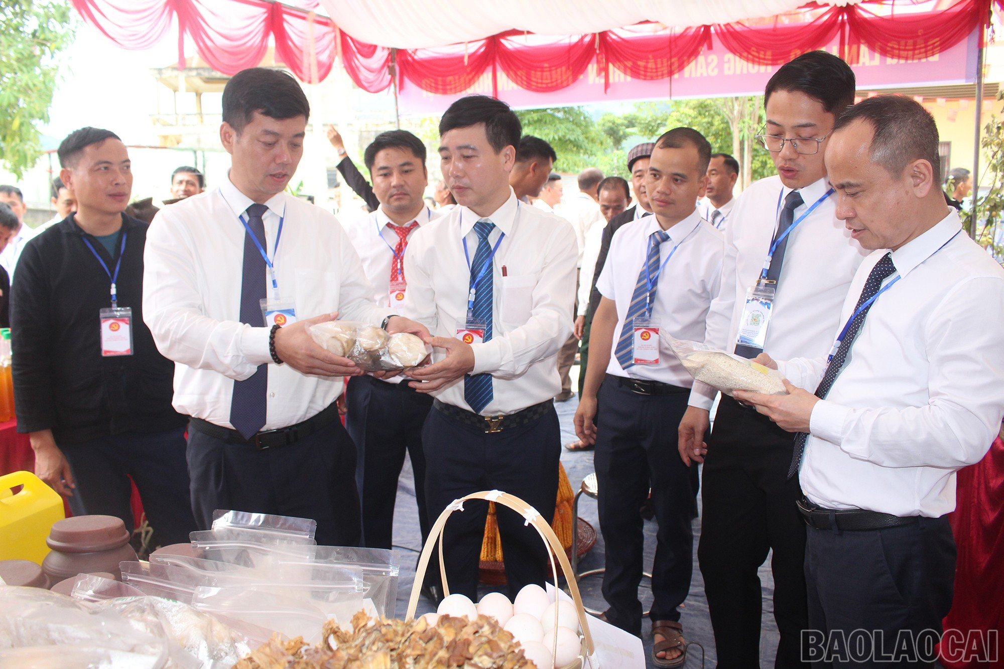 Các đại biểu tham quan gian hàng sản phẩm OCOP của xã Minh Lương. baolaocai-br_img-6345.jpg
