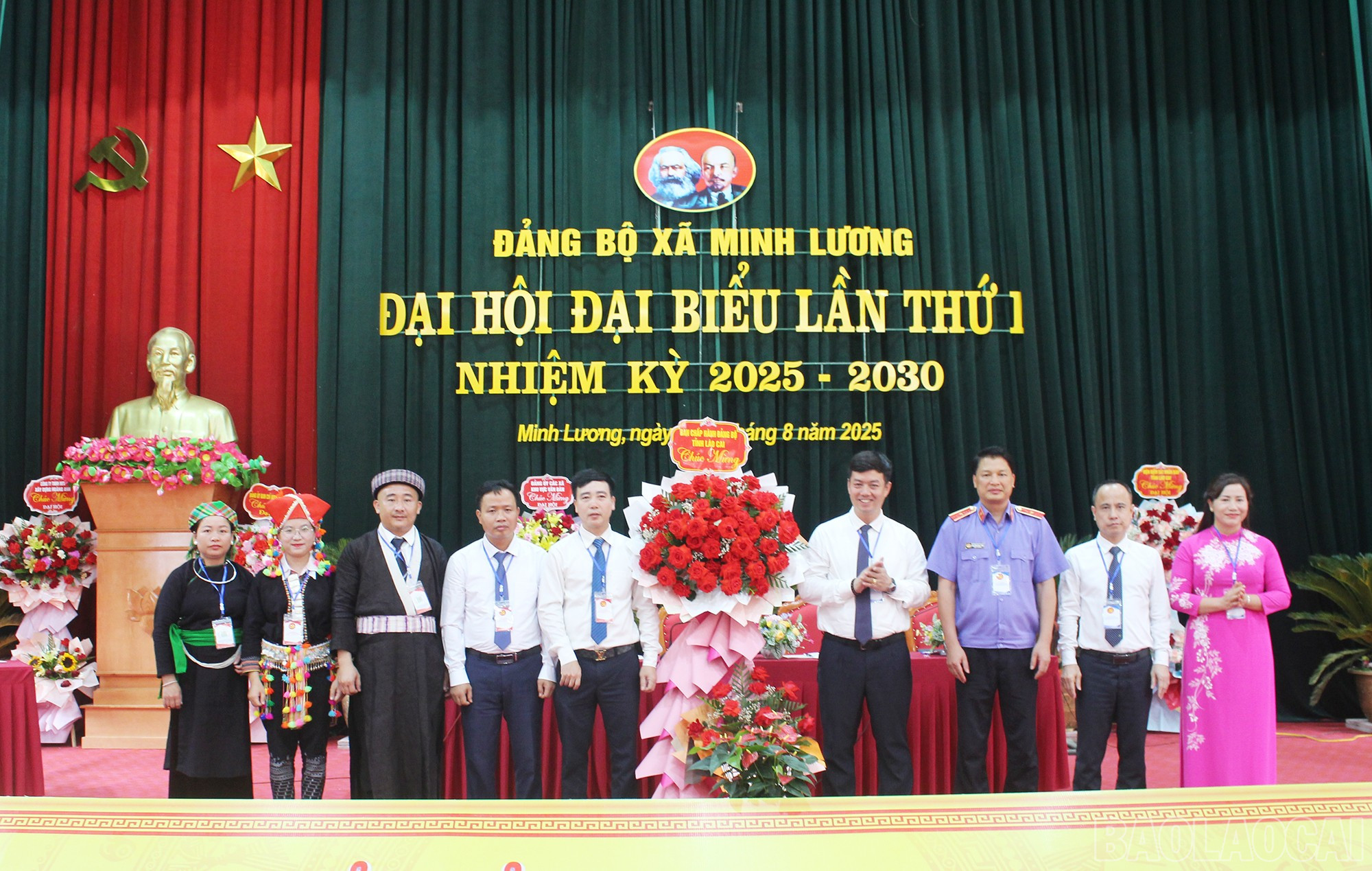 Đồng chí Nguyễn Minh Toàn - Ủy viên Ban Thường vụ, Chủ nhiệm Ủy ban Kiểm tra Tỉnh ủy tặng hoa chúc mừng Đại hội. baolaocai-br_img-6301.jpg