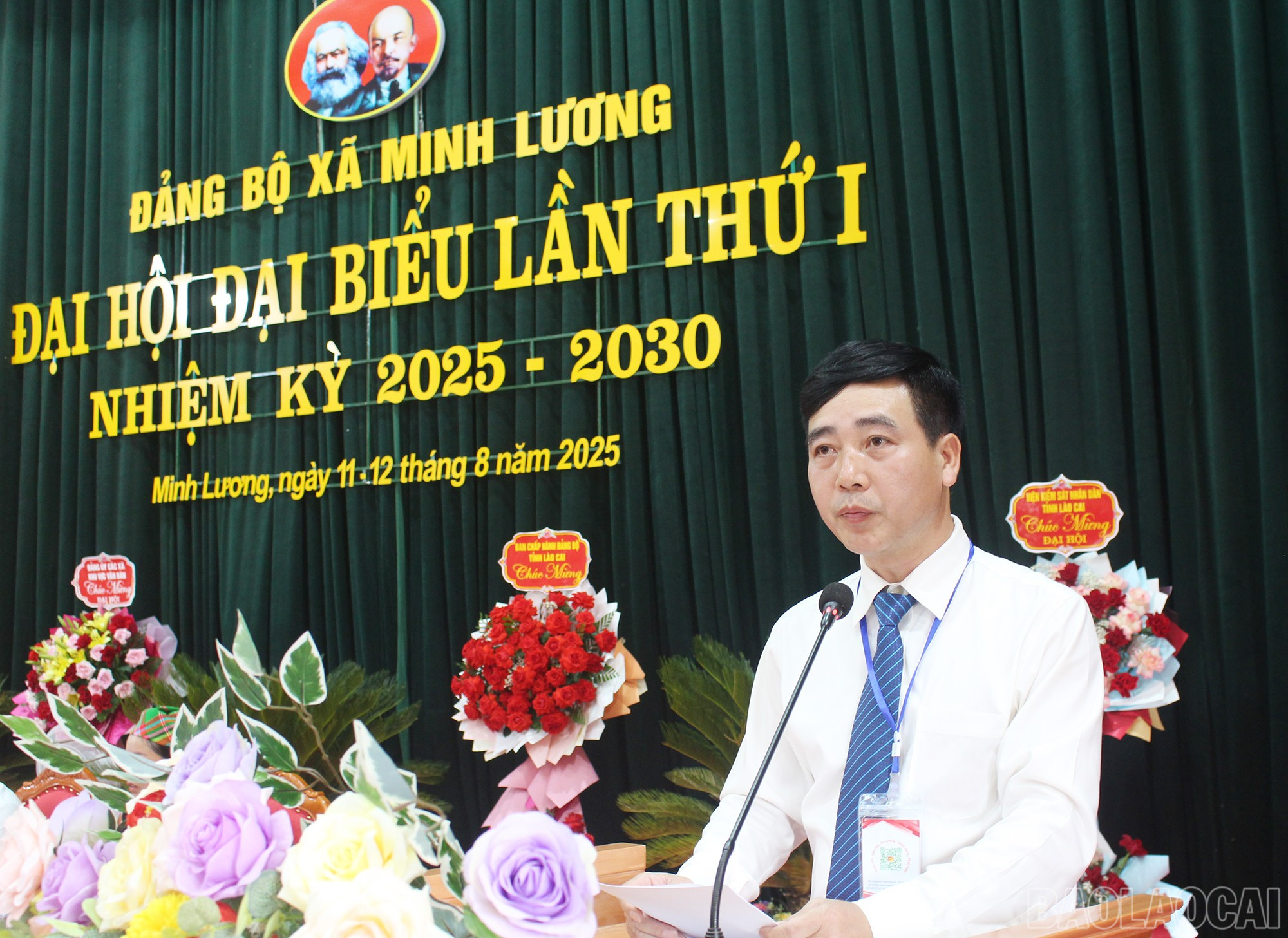 Đồng chí Đặng Xuân Phương - Bí thư Đảng ủy xã Minh Lương trình bày Báo cáo Chính trị tại Đại hội. baolaocai-br_img-6259.jpg