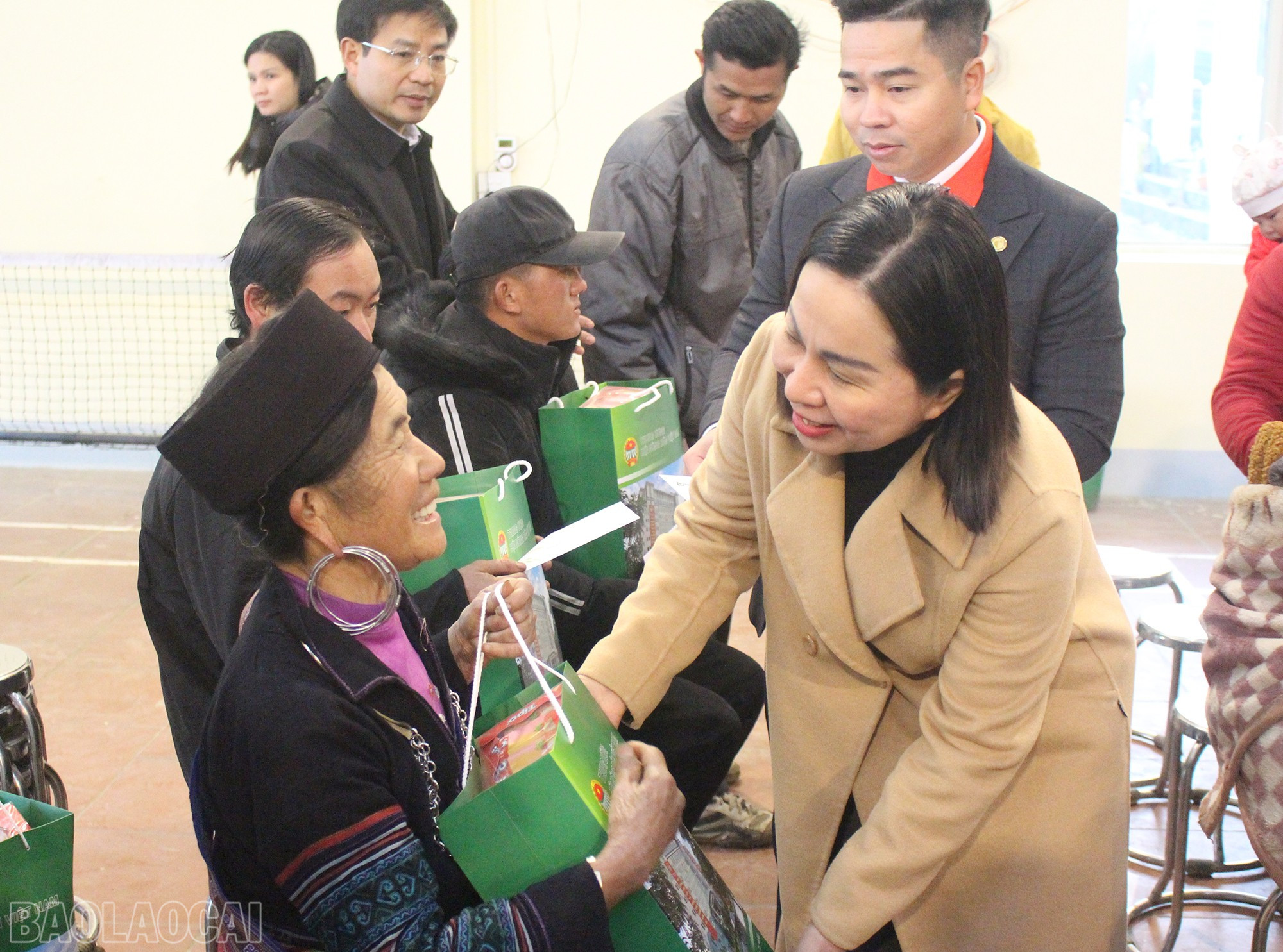 Các đồng chí lãnh đạo Trung ương Hội Nông dân Việt Nam và tỉnh Lào Cai trao quà cho người dân. baolaocai-bl_img-4705.jpg