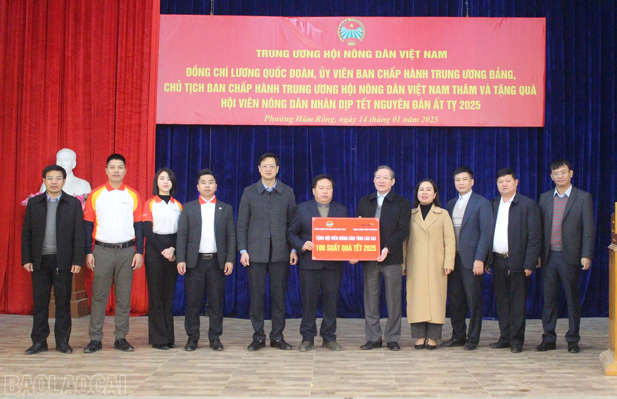 Hội Nông dân Việt Nam trao biểu trưng quà tặng cho chính quyền phường Hàm Rồng. baolaocai-bl_img-4716.jpg