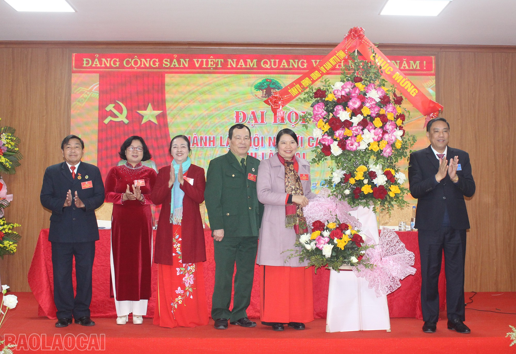 Đồng chí Phó Bí thư Tỉnh ủy thay mặt Tỉnh ủy - HĐND - UBND - Ủy ban MTTQ Việt Nam tỉnh tặng hoa chúc mừng đại hội. baolaocai-bl_img-4756.jpg