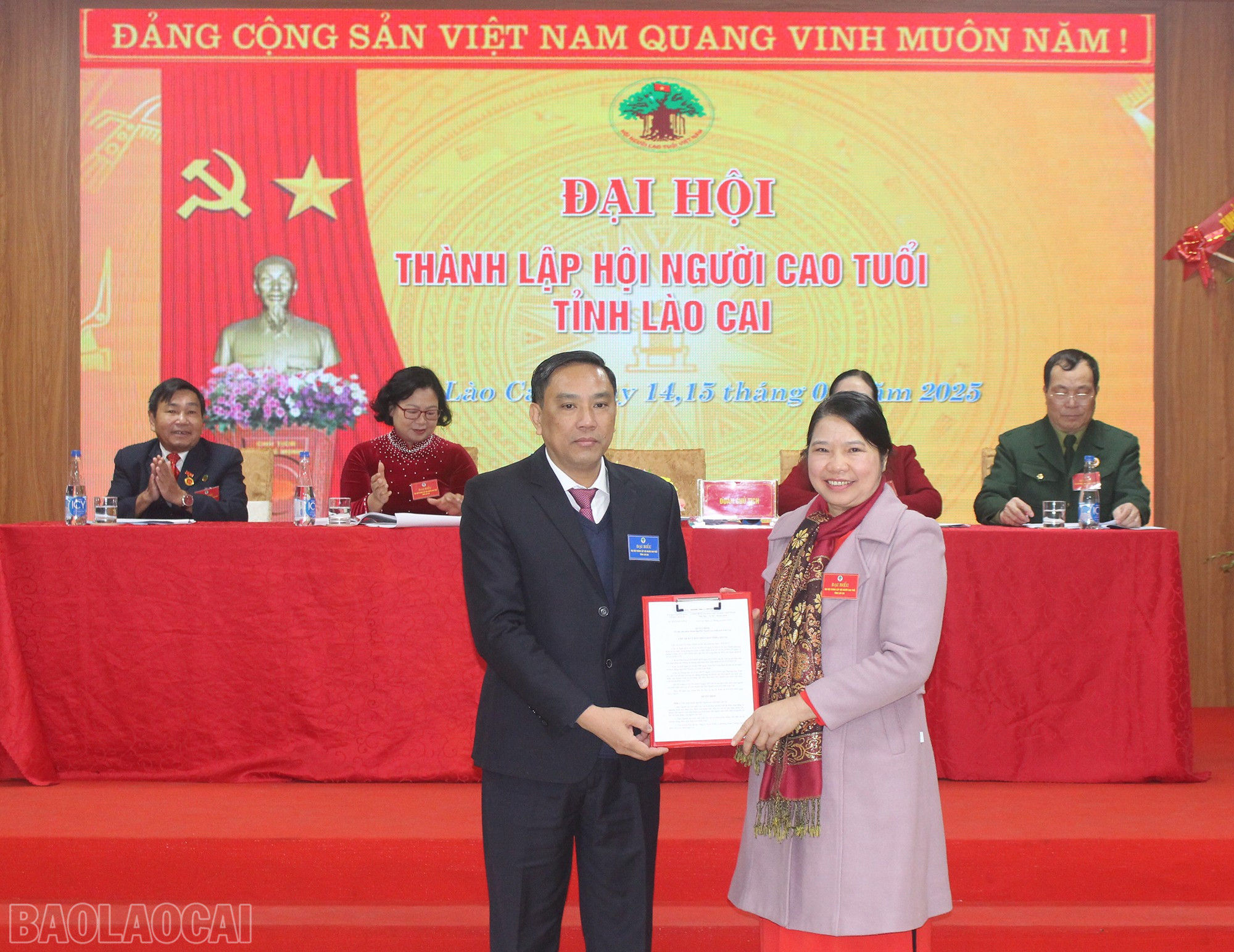 Đồng chí Hoàng Giang, Phó Bí thư Tỉnh ủy trao quyết định thành lập Hội Người cao tuổi tỉnh. baolaocai-bl_img-4733.jpg