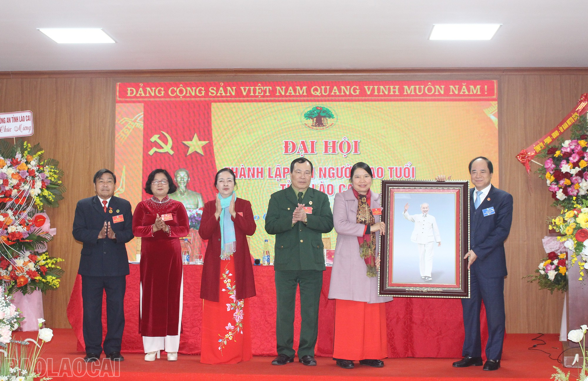 Đồng chí Trương Xuân Cừ, Phó Chủ tịch Thường trực Hội Người cao tuổi Việt Nam tặng quà chúc mừng đại hội. baolaocai-bl_img-4761.jpg