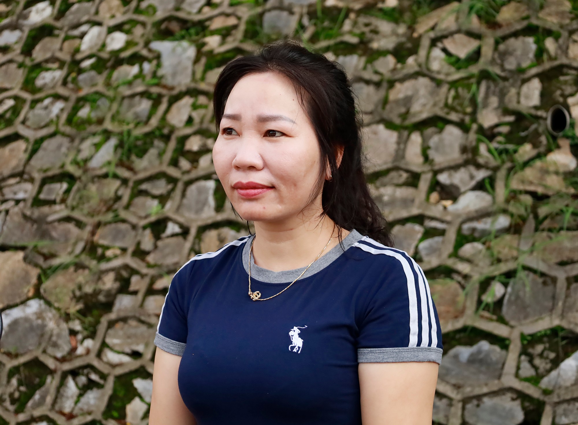 Chị Hoàng Thị Ngoãn hồi hộp đợi con trai thi xong. Chị Hoàng Thị Ngoãn hồi hộp đợi con trai thi xong.