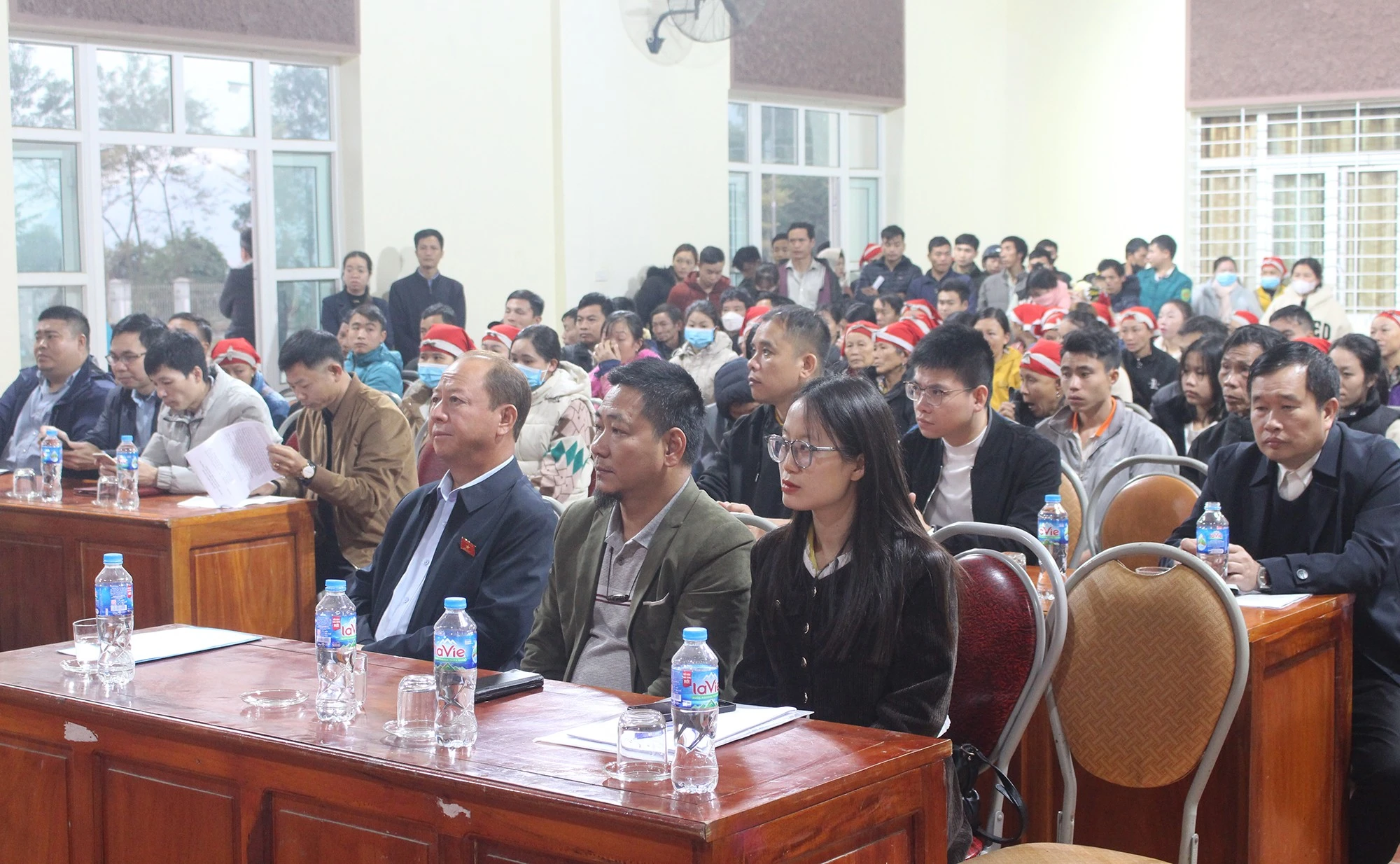 Đại biểu và người dân tham dự chương trình.