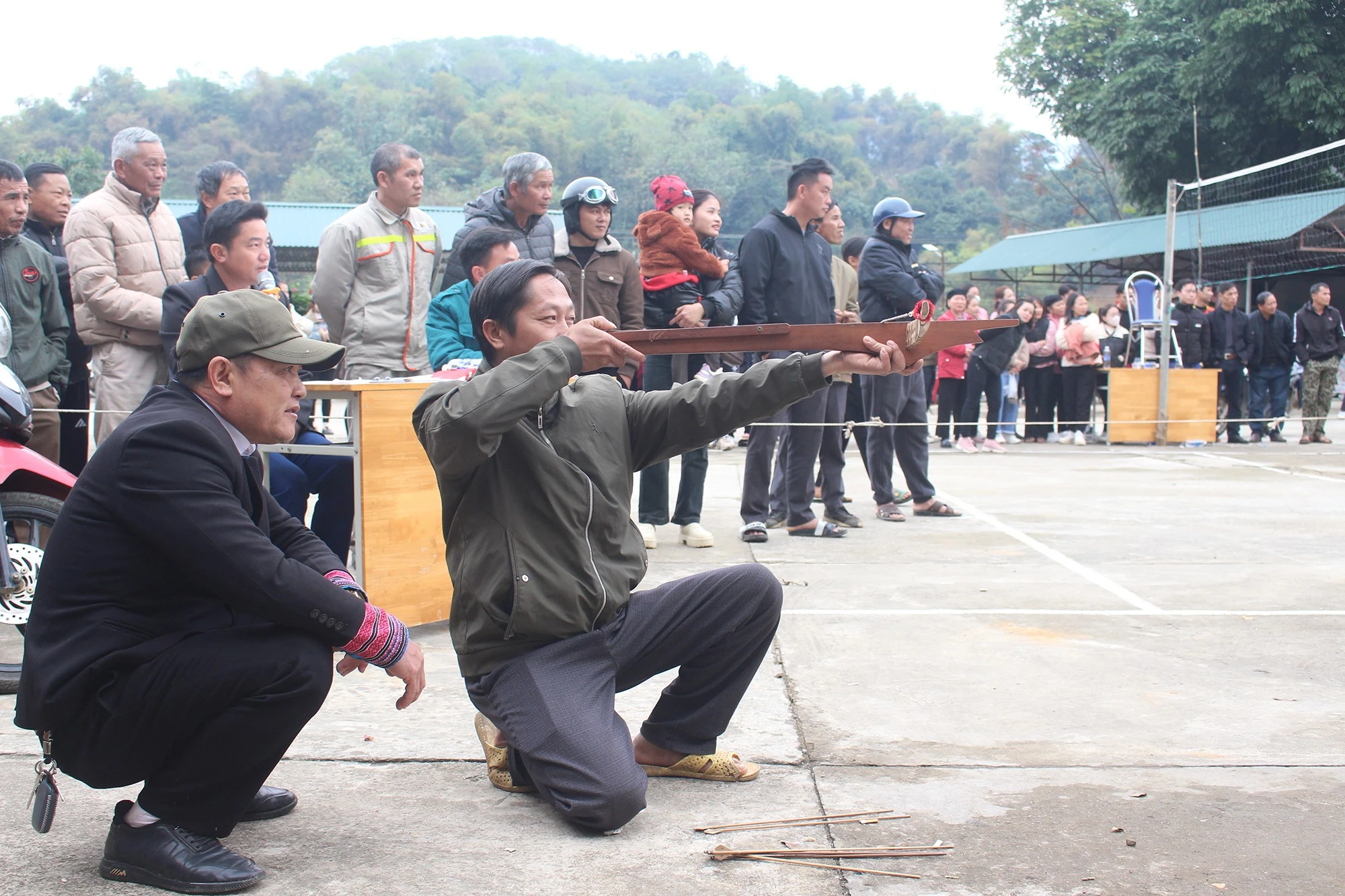 Vận động viên tham gia môn bắn nỏ truyền thống.