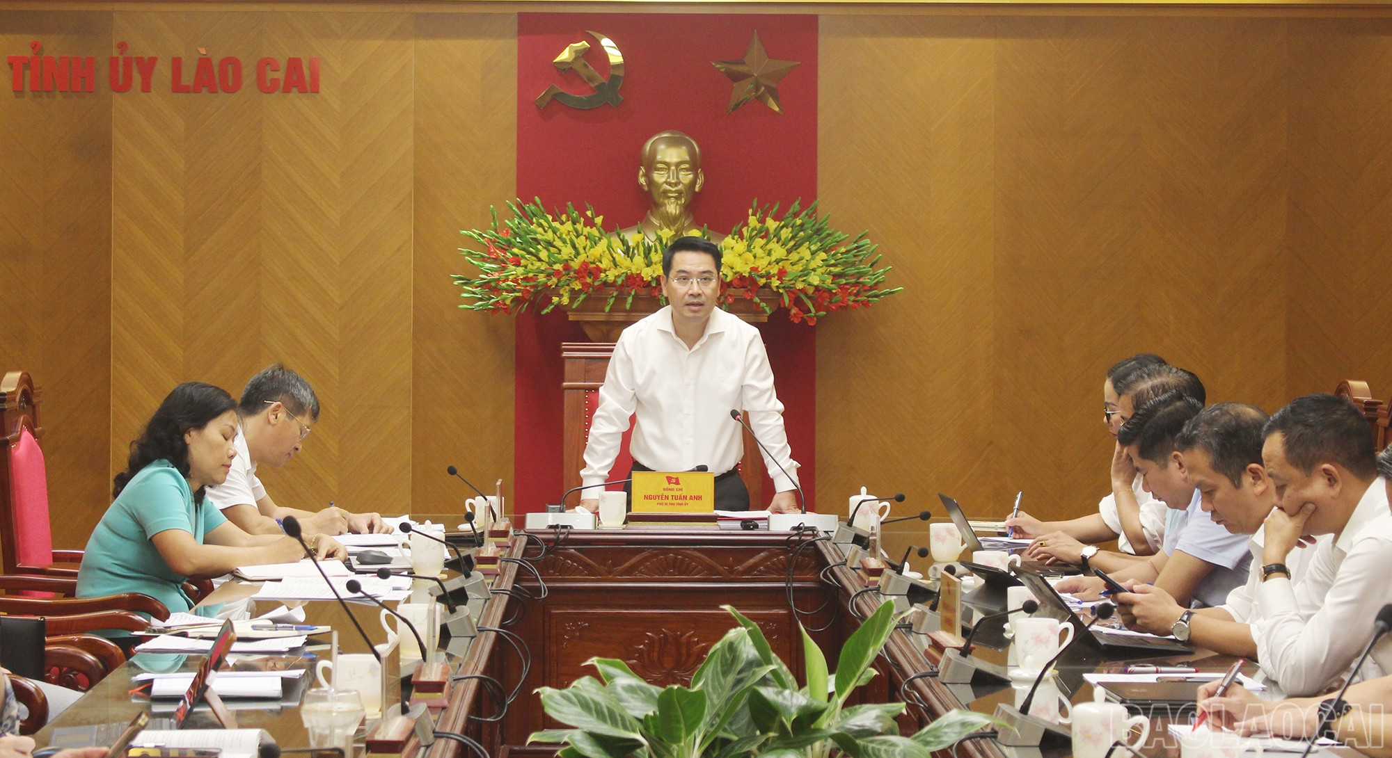 Đồng chí Nguyễn Tuấn Anh - Phó Bí thư Tỉnh ủy phát biểu kết luận tại hội nghị. baolaocai-br_img-6670.jpg