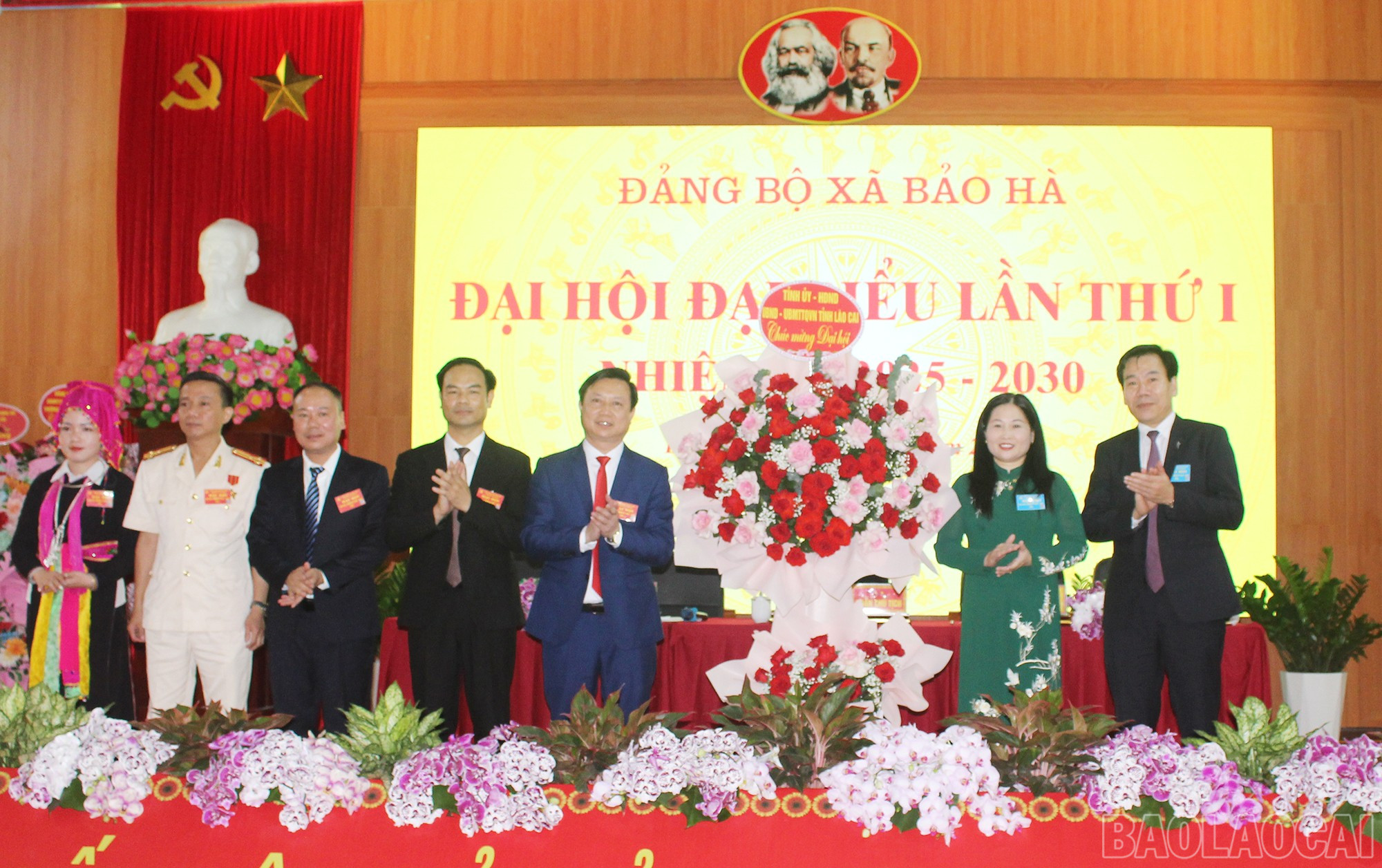 Thay mặtTỉnh ủy - HĐND - UBND - Ủy ban MTTQ, các đồng chí lãnh đạo tỉnh tặng hoa tỉnh chúc mừng Đại hội. baolaocai-br_img-6063.jpg