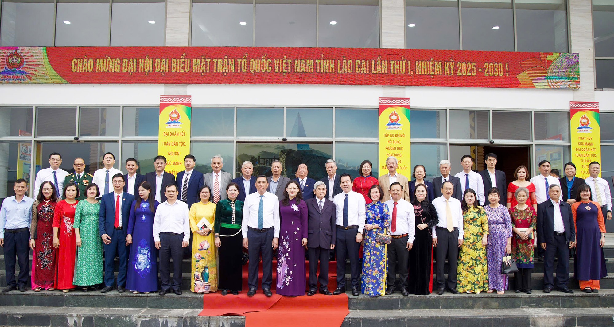 Các đại biểu chụp ảnh kỷ niệm. z7173863793697-4f5912597ac2b83335575cd77f49ed34.jpg