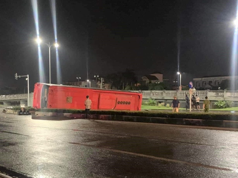 Ninh Bình: Thông tin mới vụ lật xe khách khiến 4 người chết