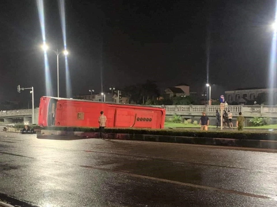 Ninh Bình: Thông tin mới vụ lật xe khách khiến 4 người chết