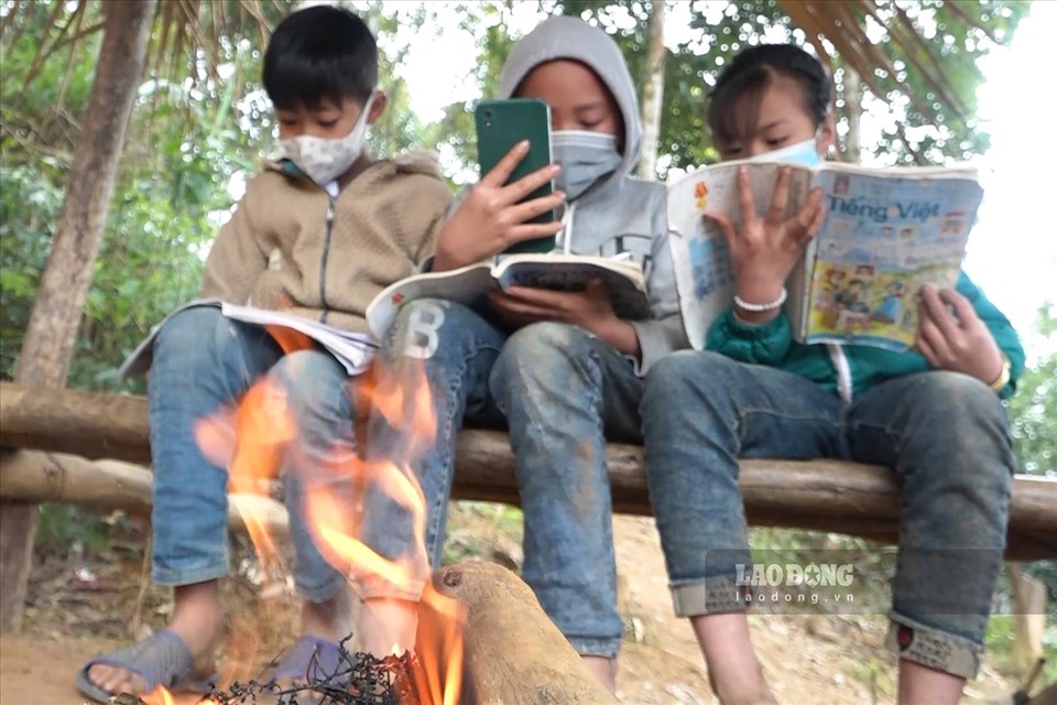 Lên núi làm lán "vớt sóng" học online nơi vùng cao Yên Bái ảnh 5 Không những vượt qua con đường khó khăn, mà các em còn phải chống lại cái thời tiết khắc nhiệt trên đỉnh núi.